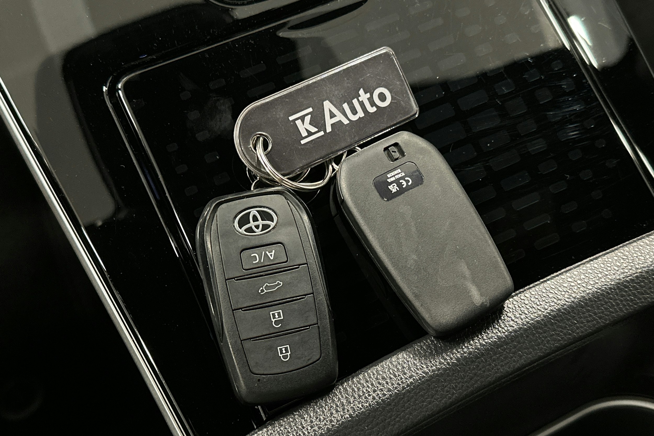 harmaa Toyota bZ4X 2025 kuva 32.