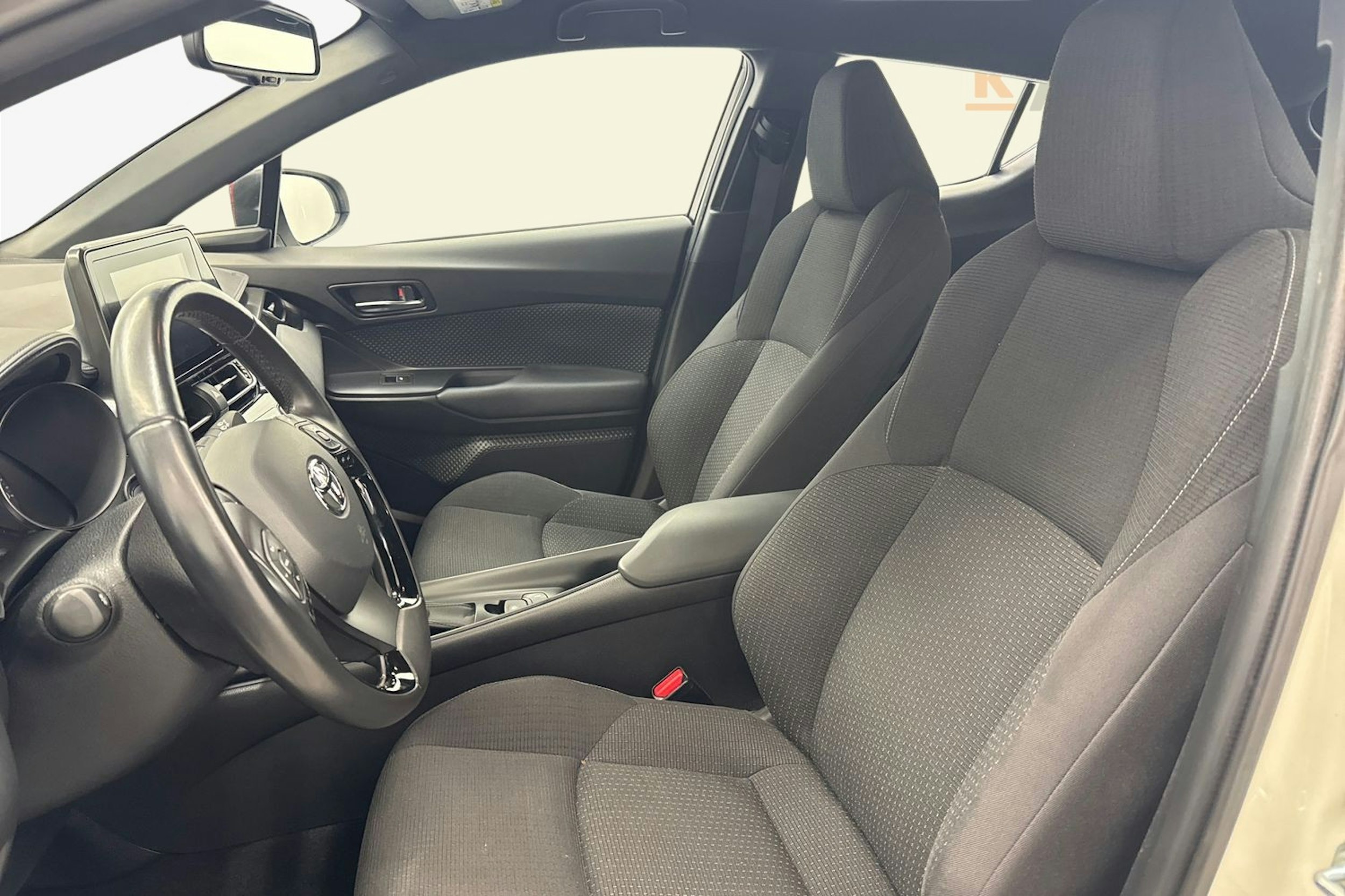 valkoinen Toyota C-HR 2016 kuva 11.