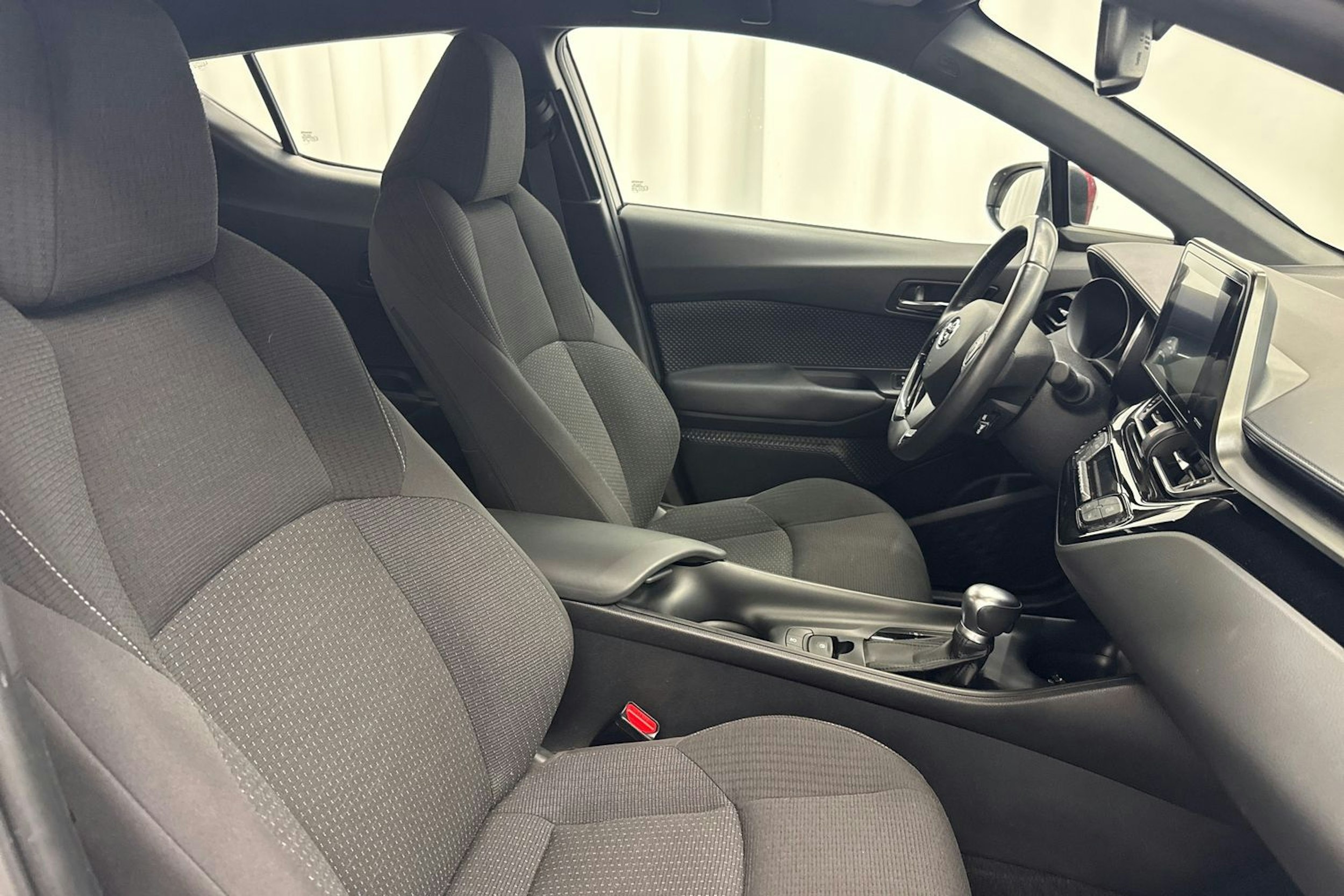 valkoinen Toyota C-HR 2016 kuva 13.