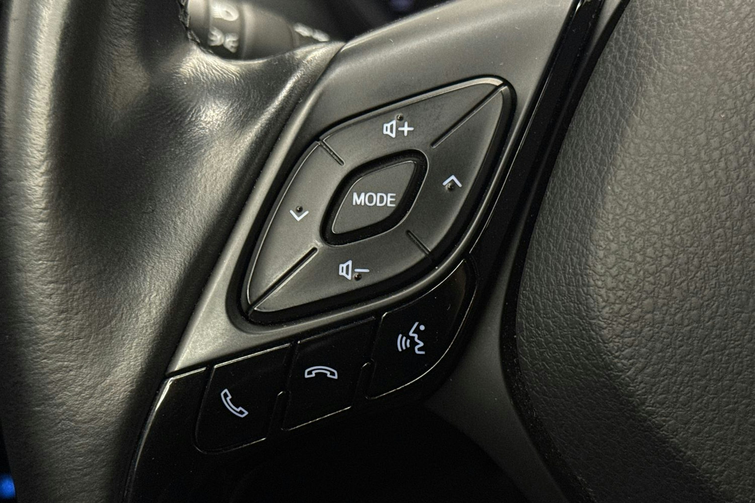 valkoinen Toyota C-HR 2016 kuva 16.