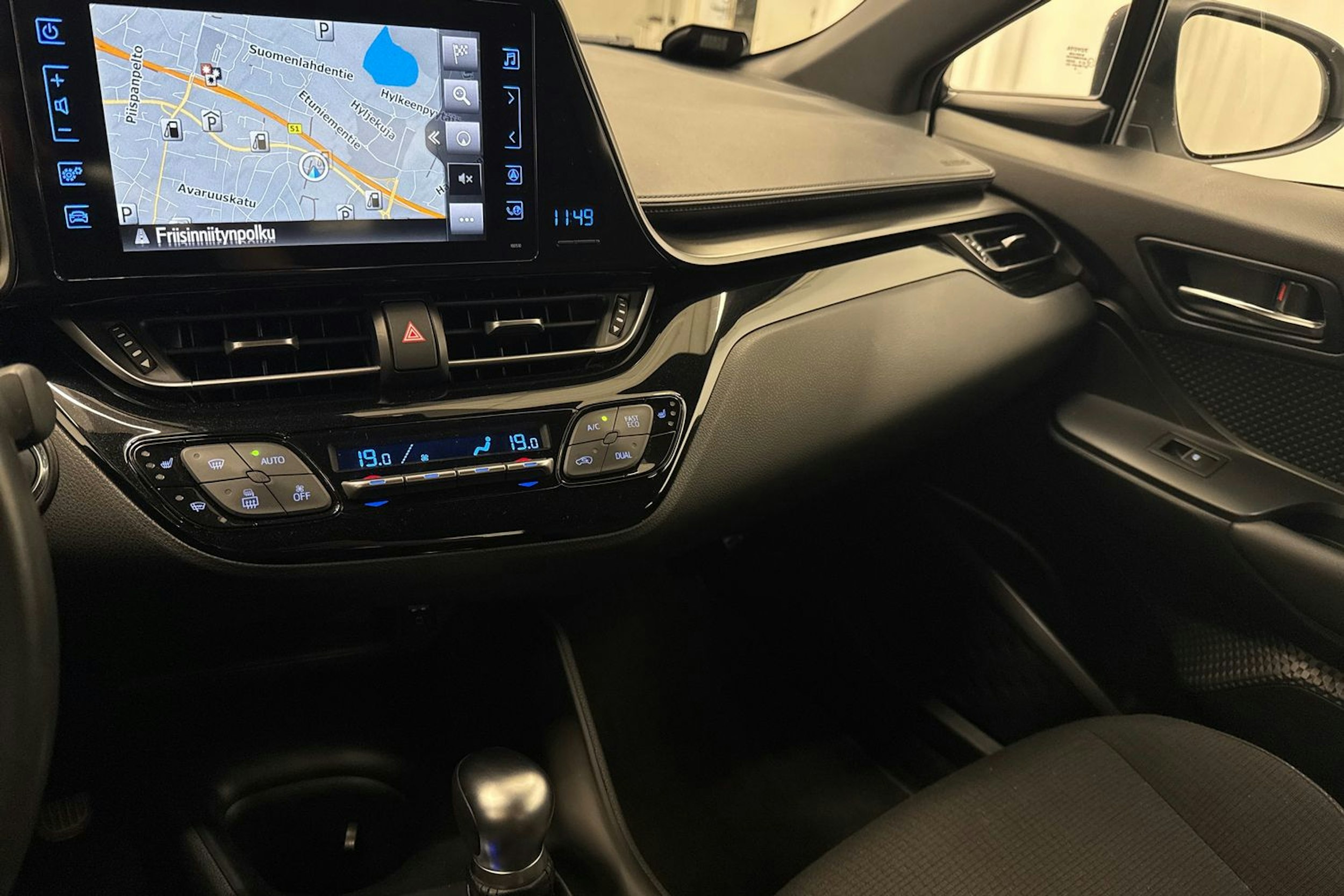valkoinen Toyota C-HR 2016 kuva 21.