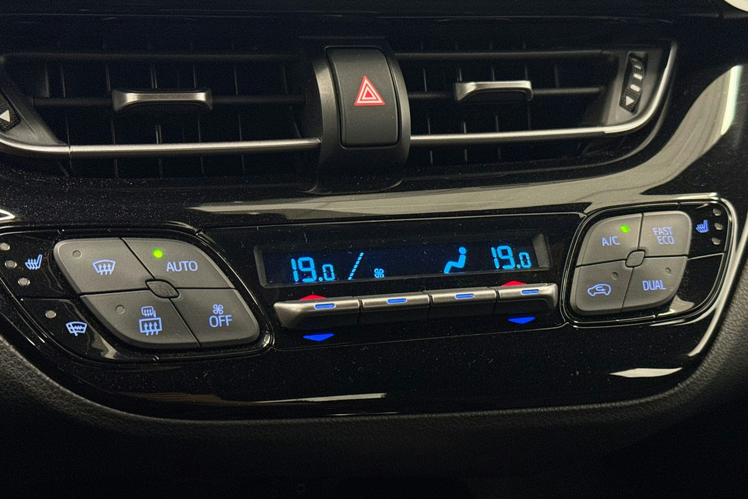 valkoinen Toyota C-HR 2016 kuva 28.