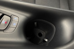 valkoinen Toyota C-HR 2016 kuva 33.