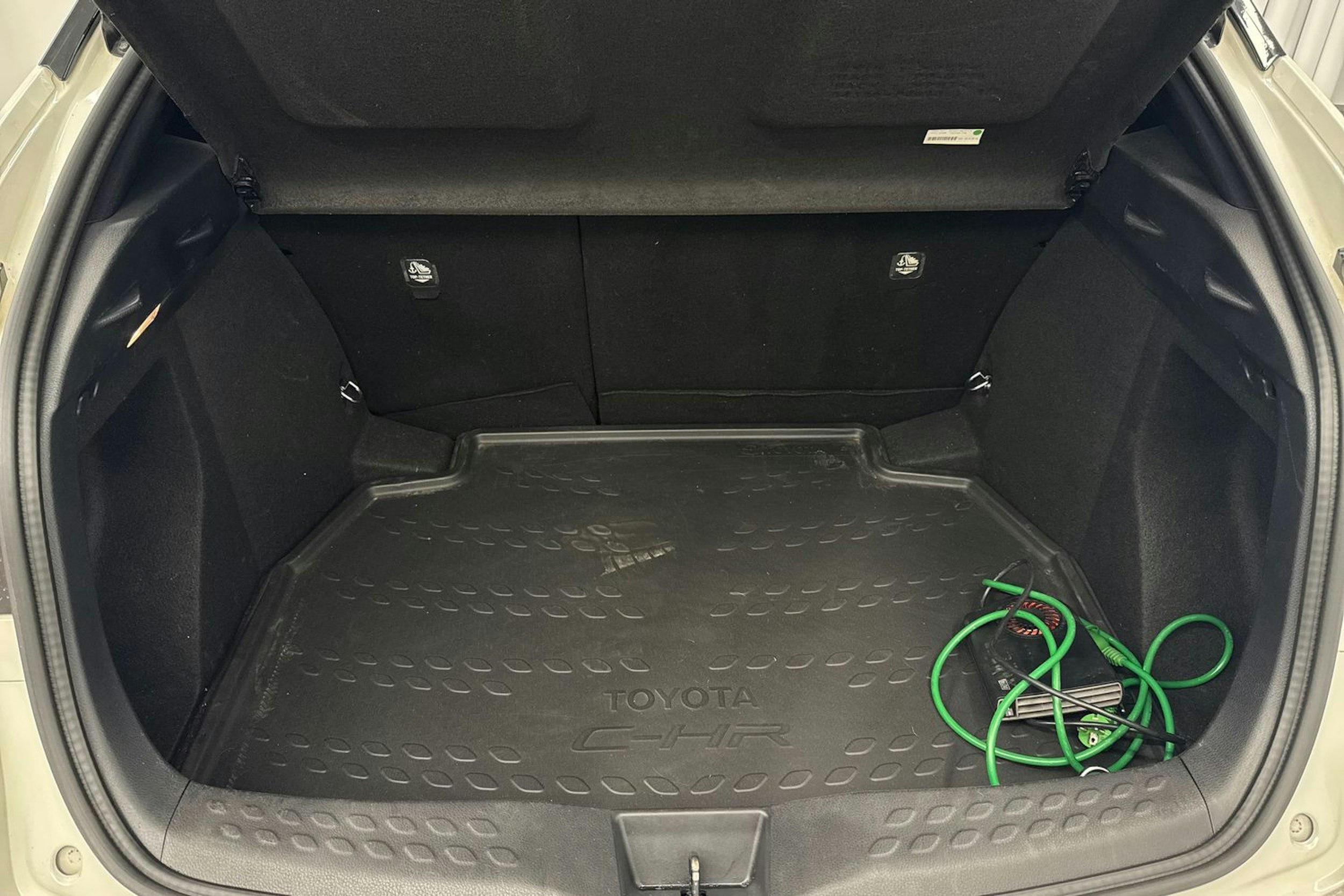 valkoinen Toyota C-HR 2016 kuva 35.