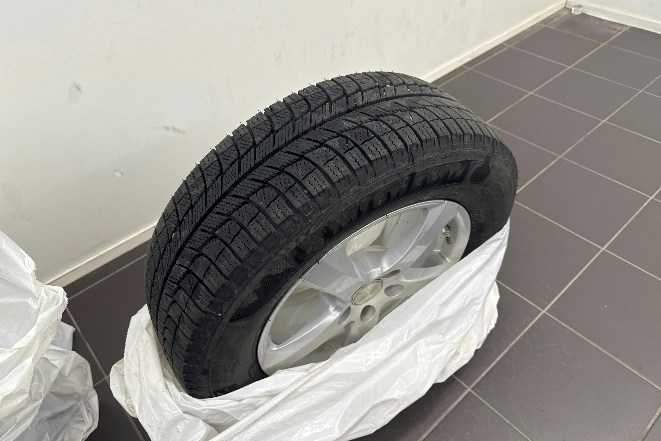 harmaa Toyota C-HR 2016 kuva 13.