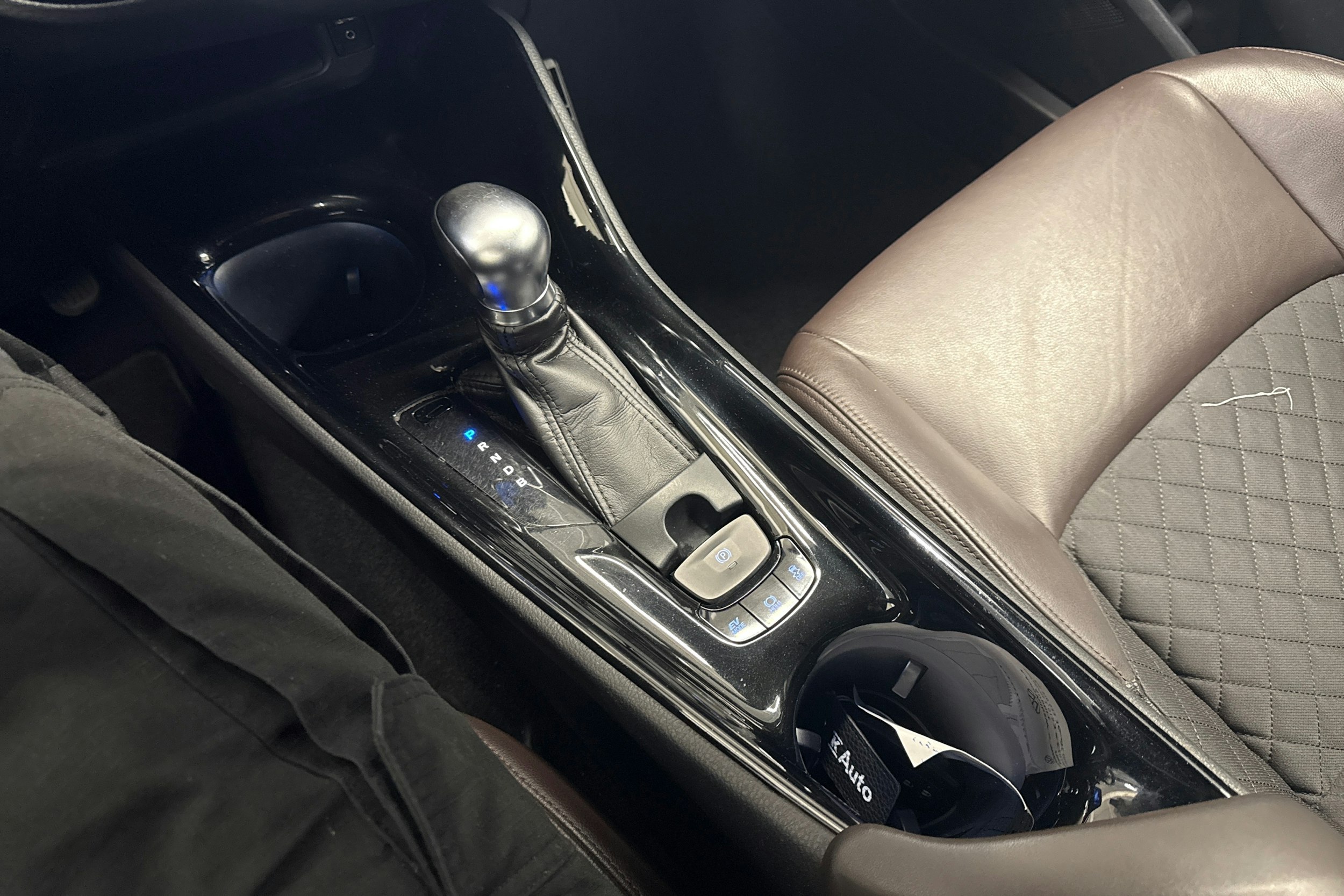 harmaa Toyota C-HR 2016 kuva 19.
