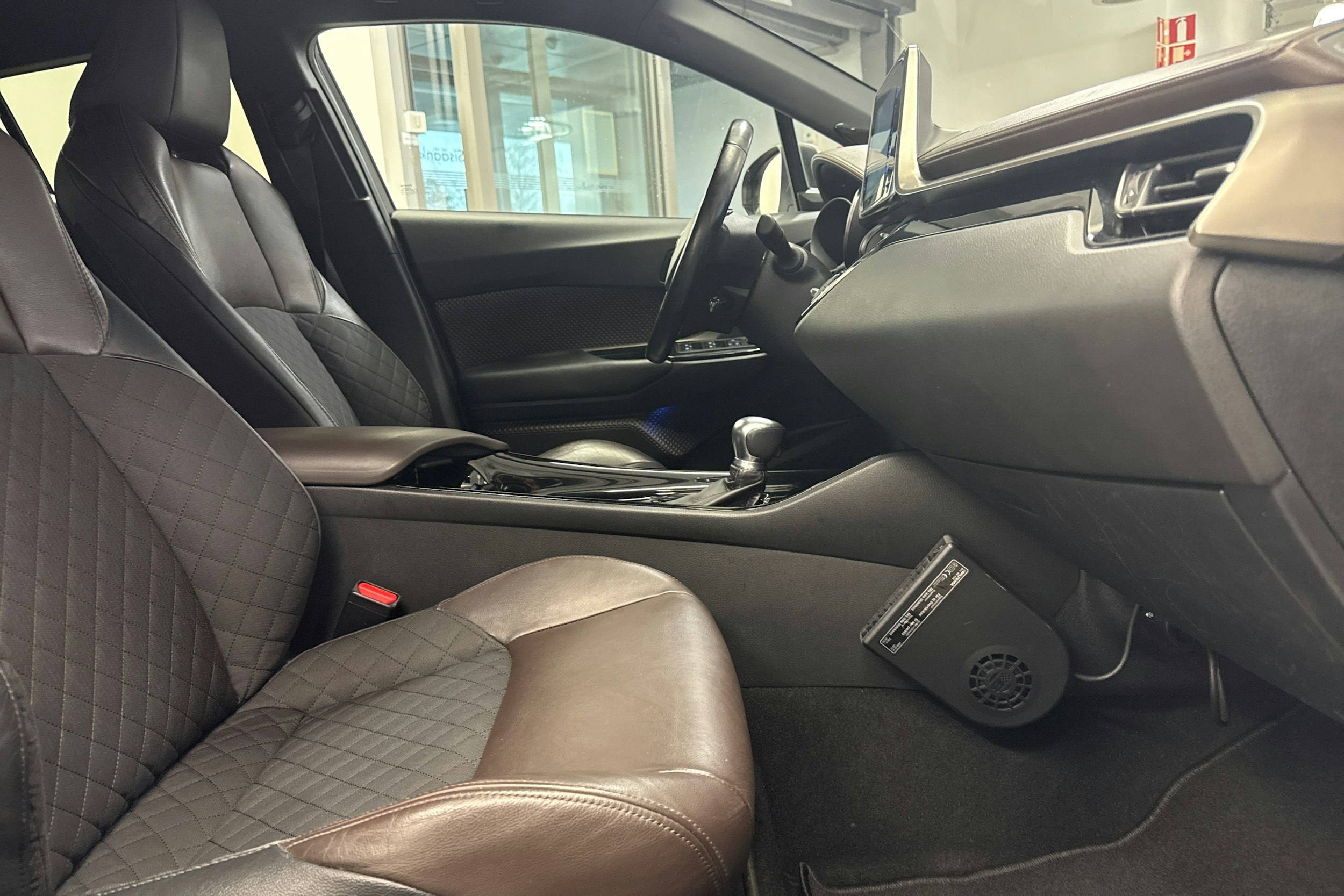 harmaa Toyota C-HR 2016 kuva 22.
