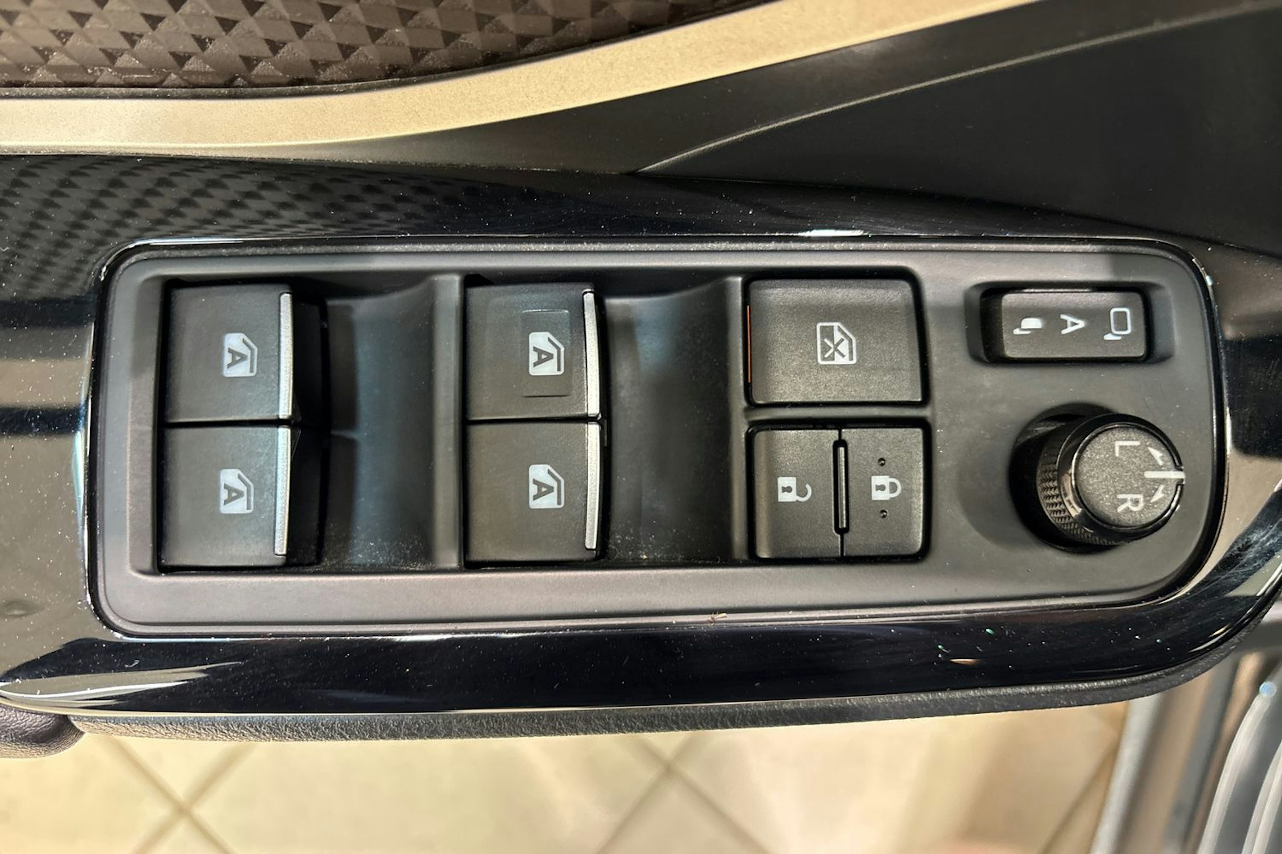 Musta Toyota C-HR 2017 kuva 13.