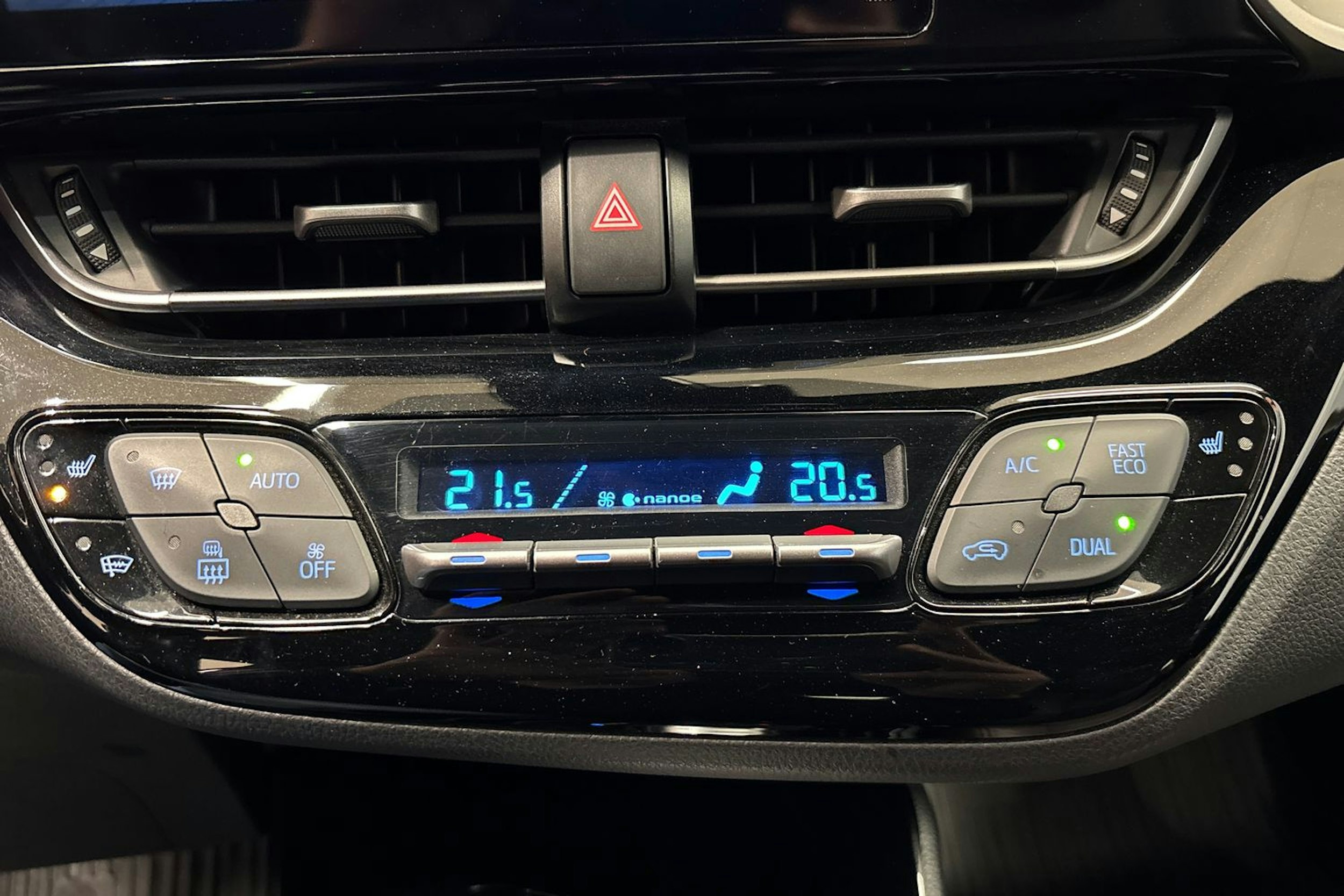 Musta Toyota C-HR 2017 kuva 18.