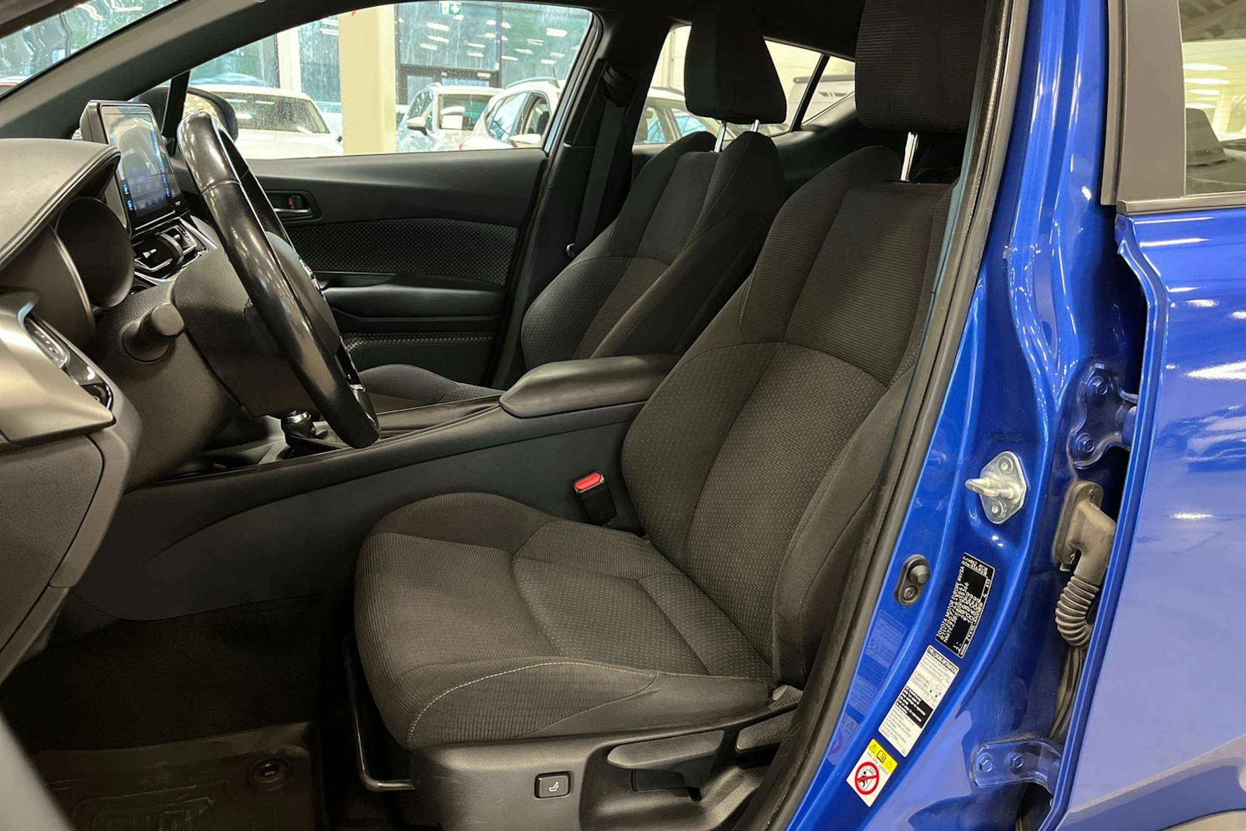 met. sininen Toyota C-HR 2017 kuva 11.