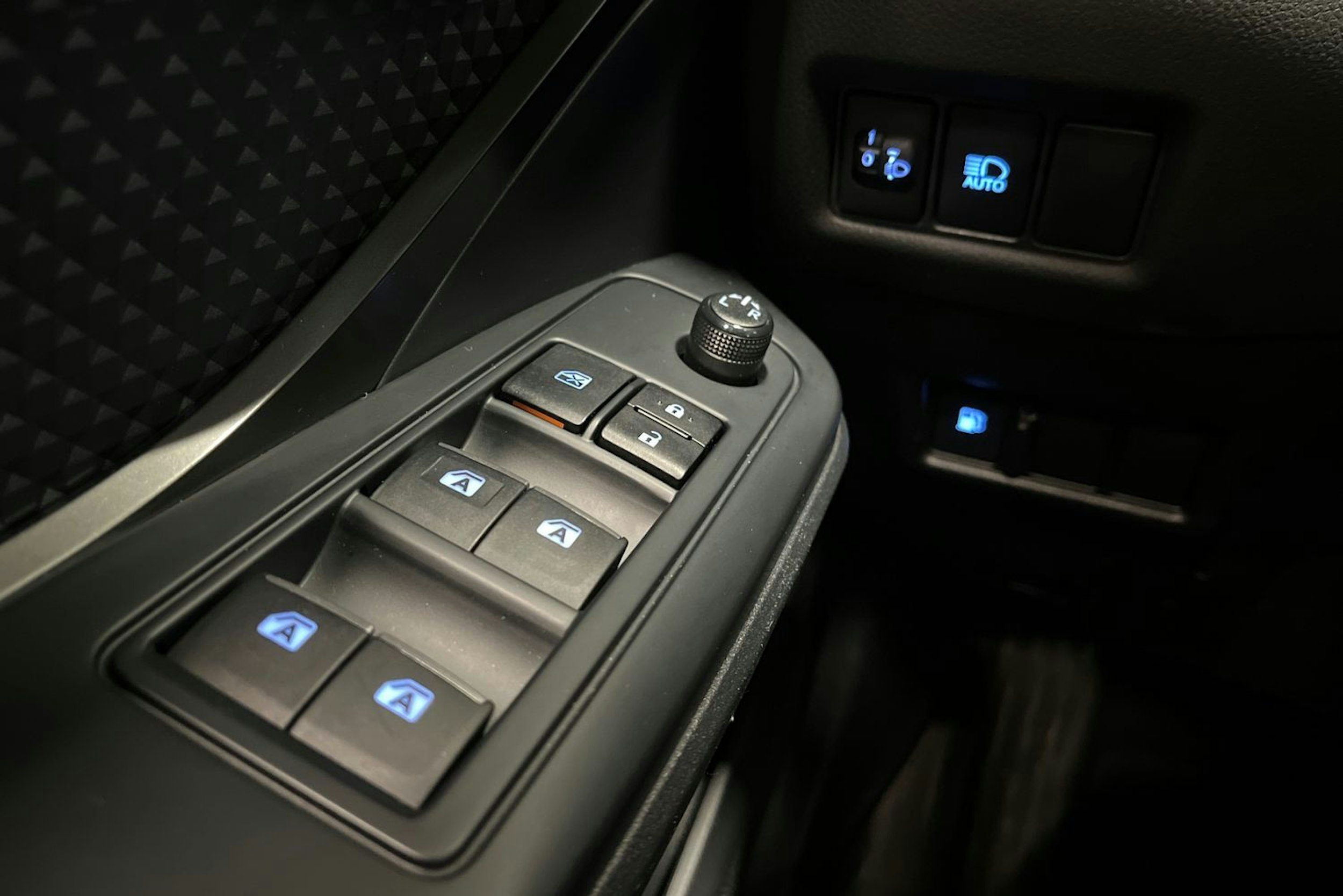 met. sininen Toyota C-HR 2017 kuva 25.