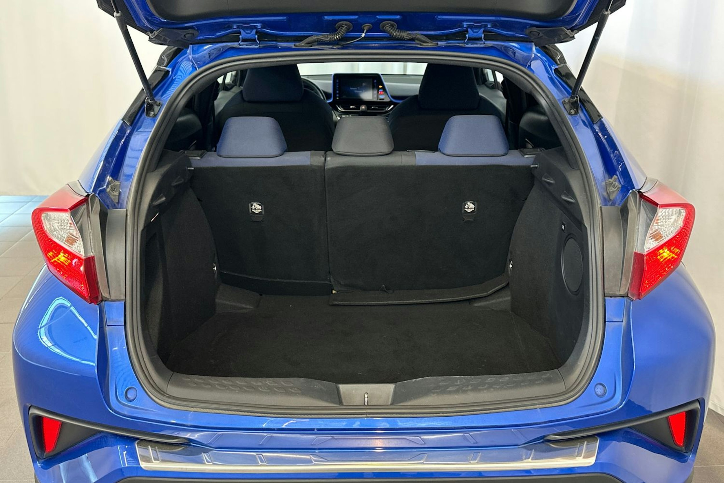 sininen Toyota C-HR 2017 kuva 12.