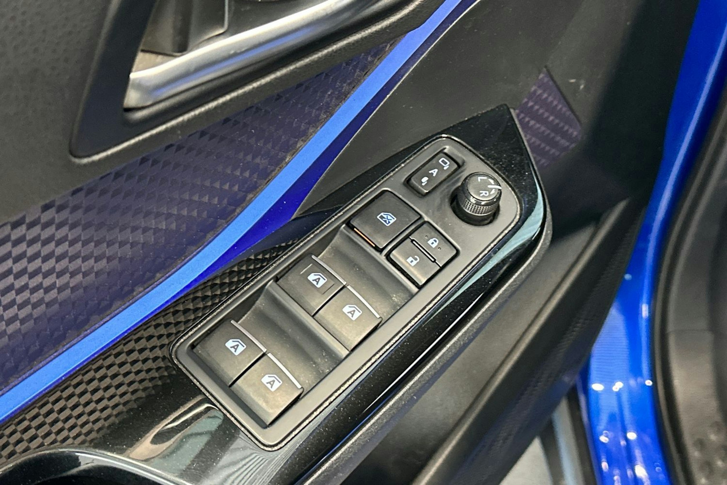 sininen Toyota C-HR 2017 kuva 13.