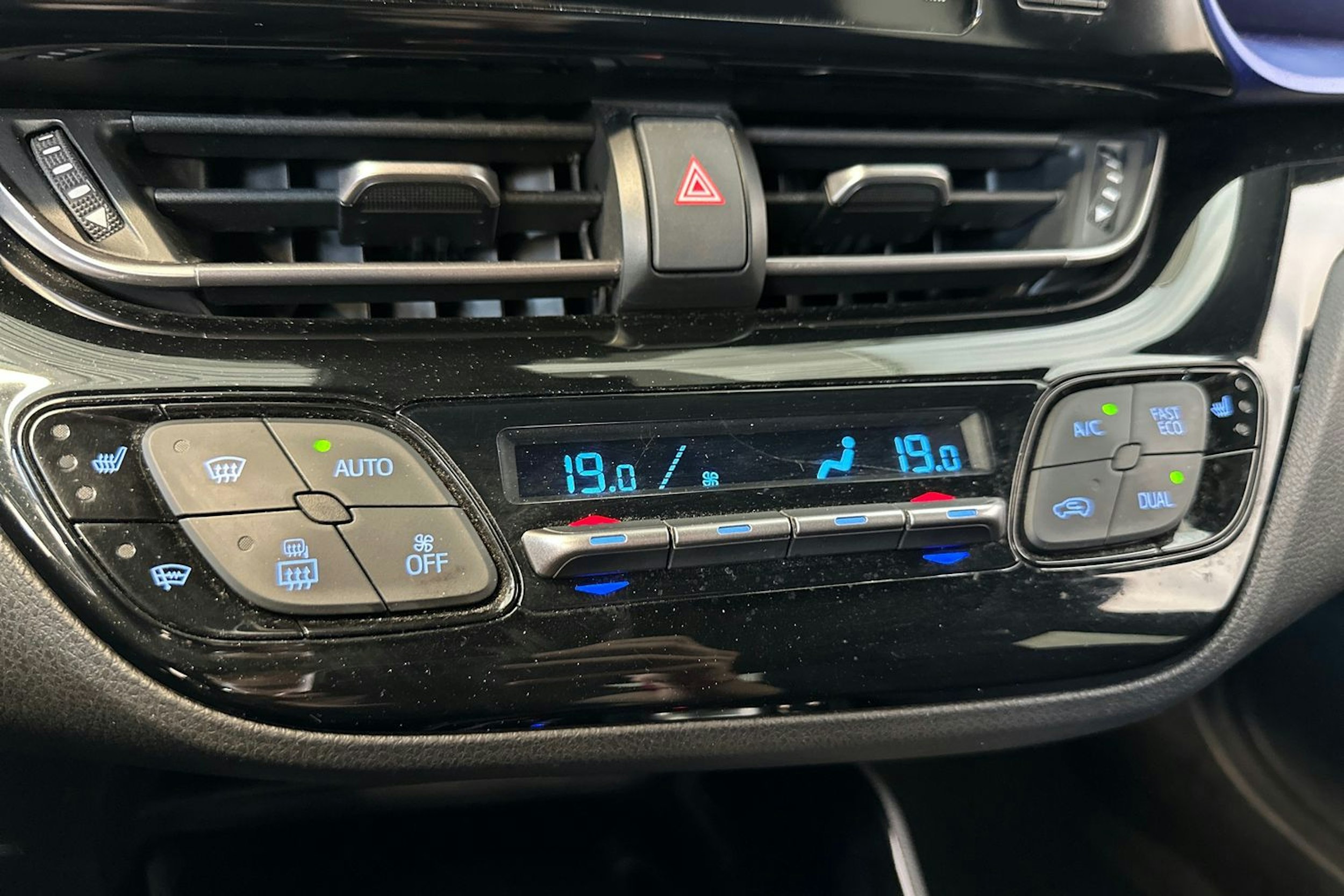sininen Toyota C-HR 2017 kuva 23.