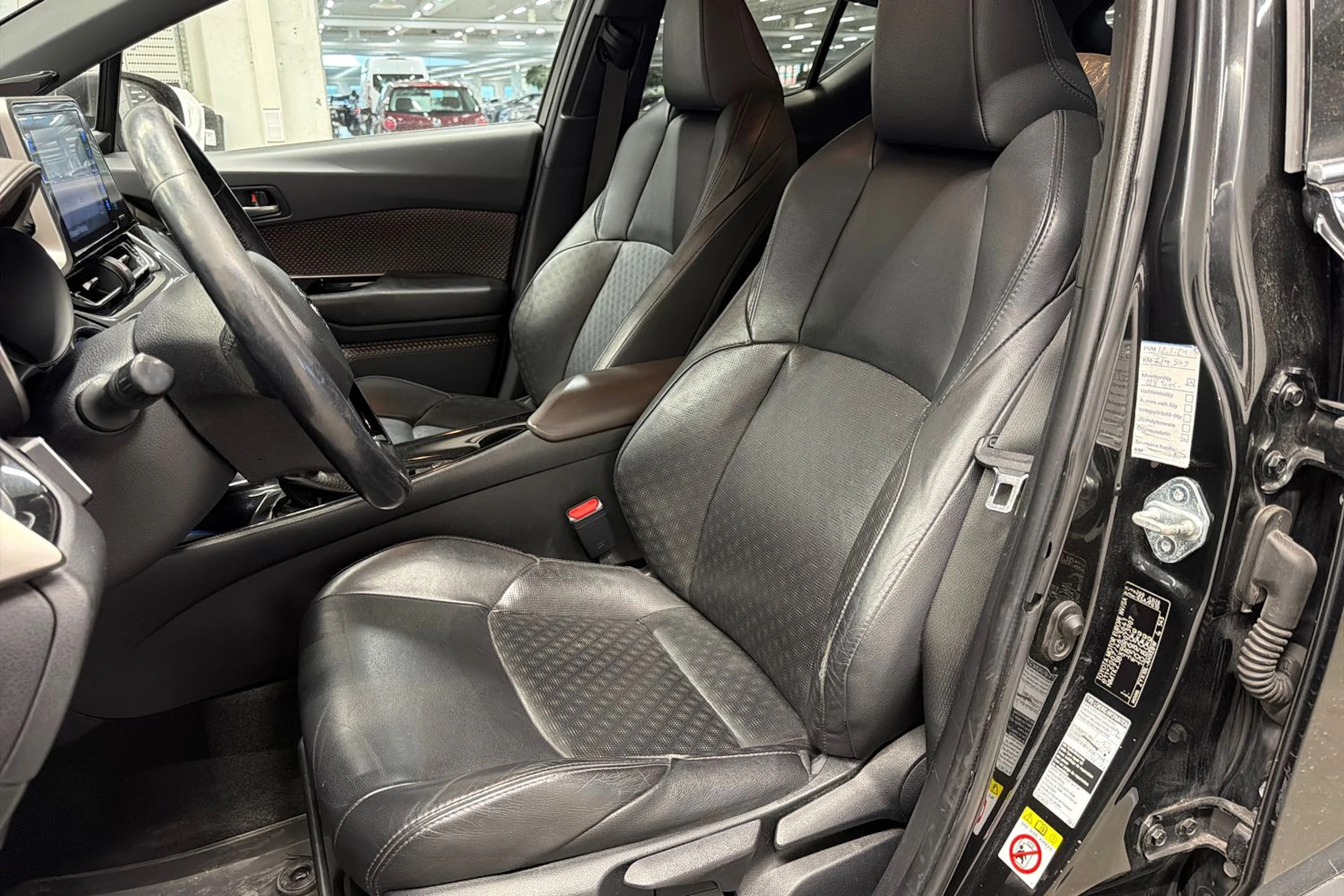 musta Toyota C-HR 2017 kuva 4.