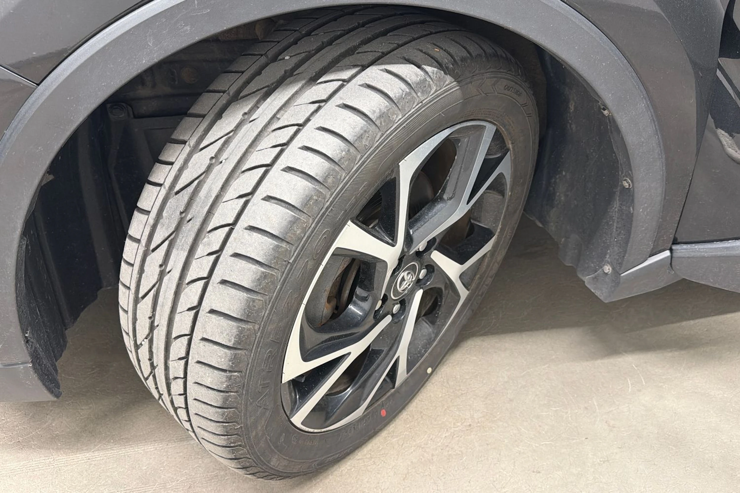 musta Toyota C-HR 2017 kuva 9.