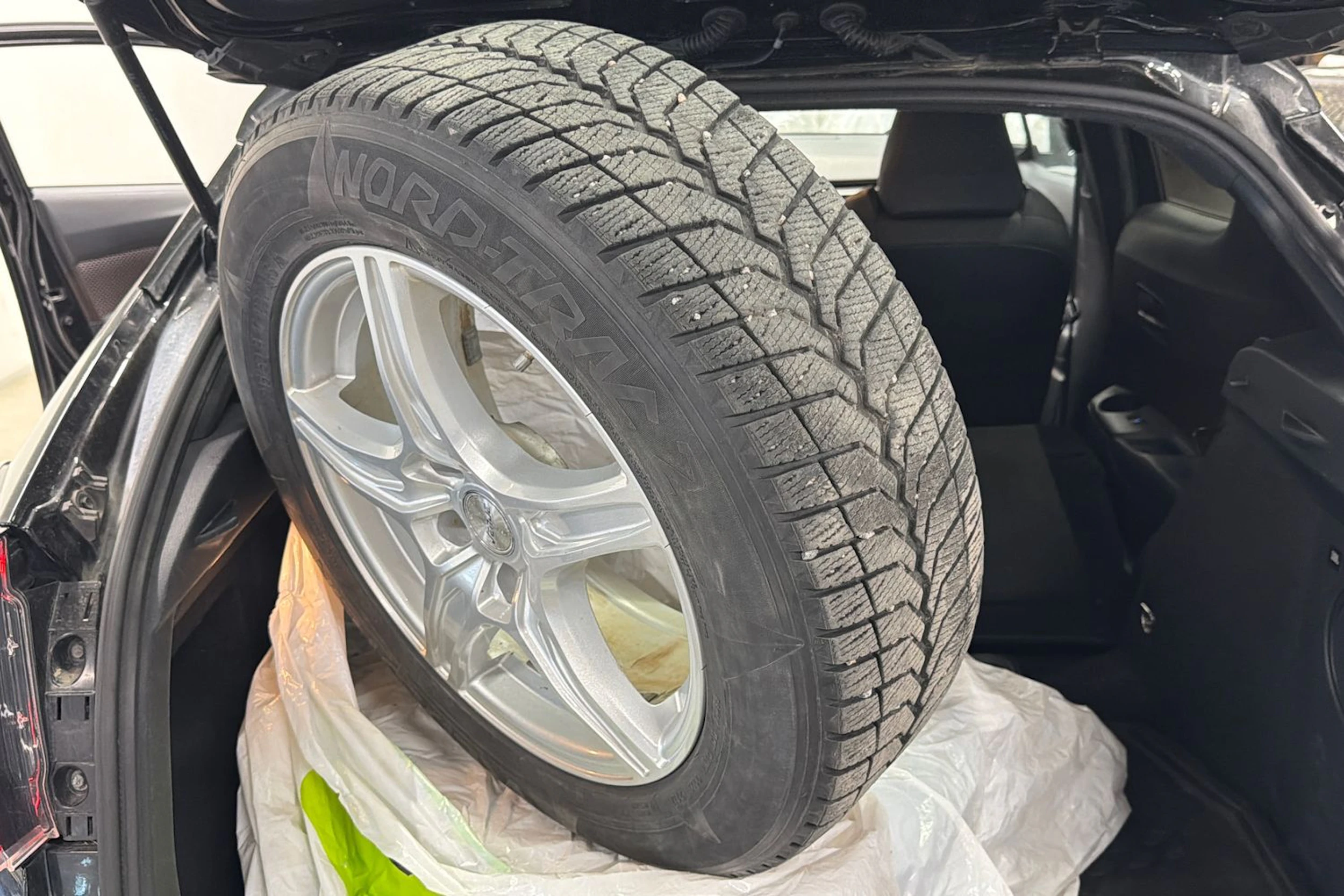 musta Toyota C-HR 2017 kuva 10.