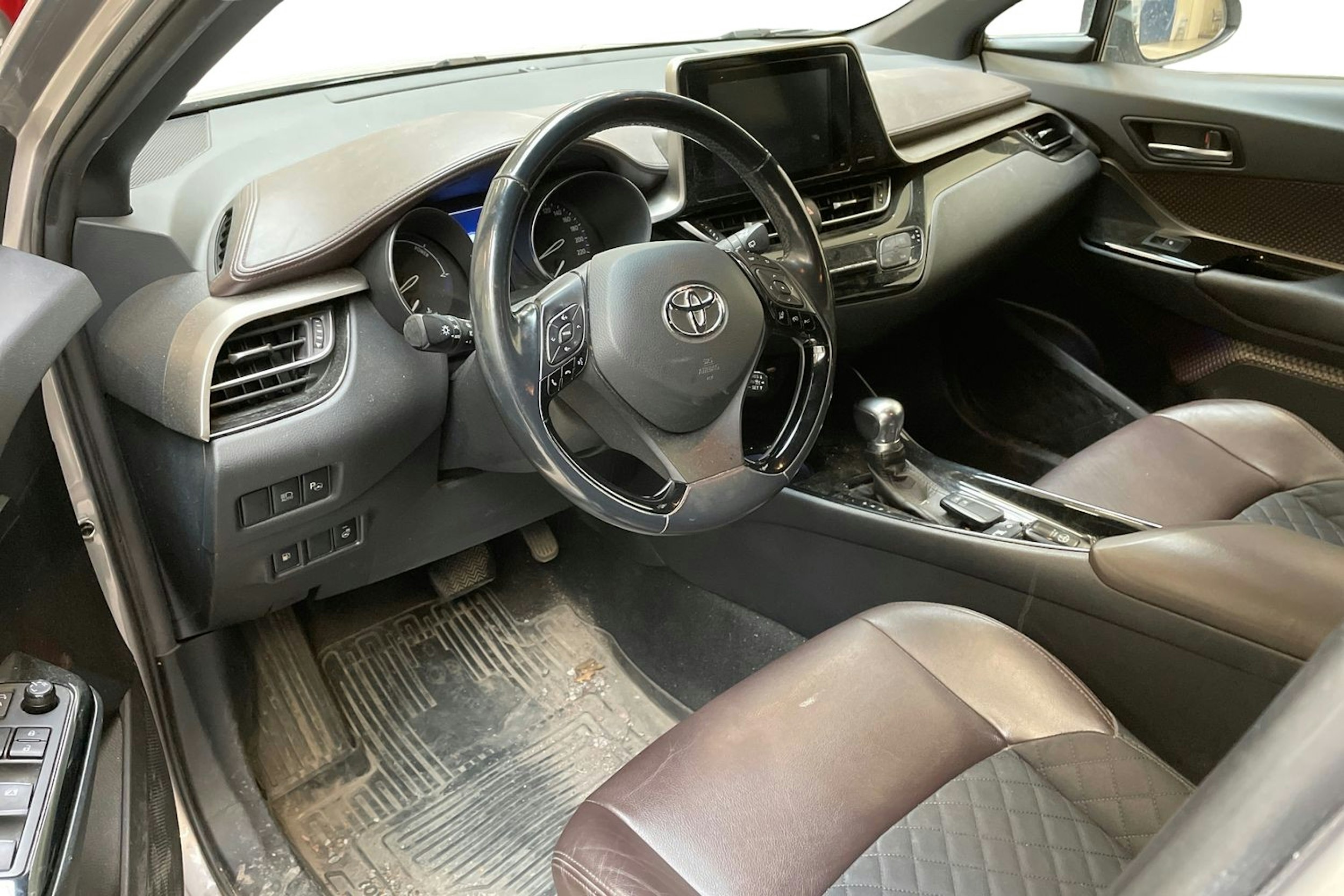 hopea Toyota C-HR 2017 kuva 3.