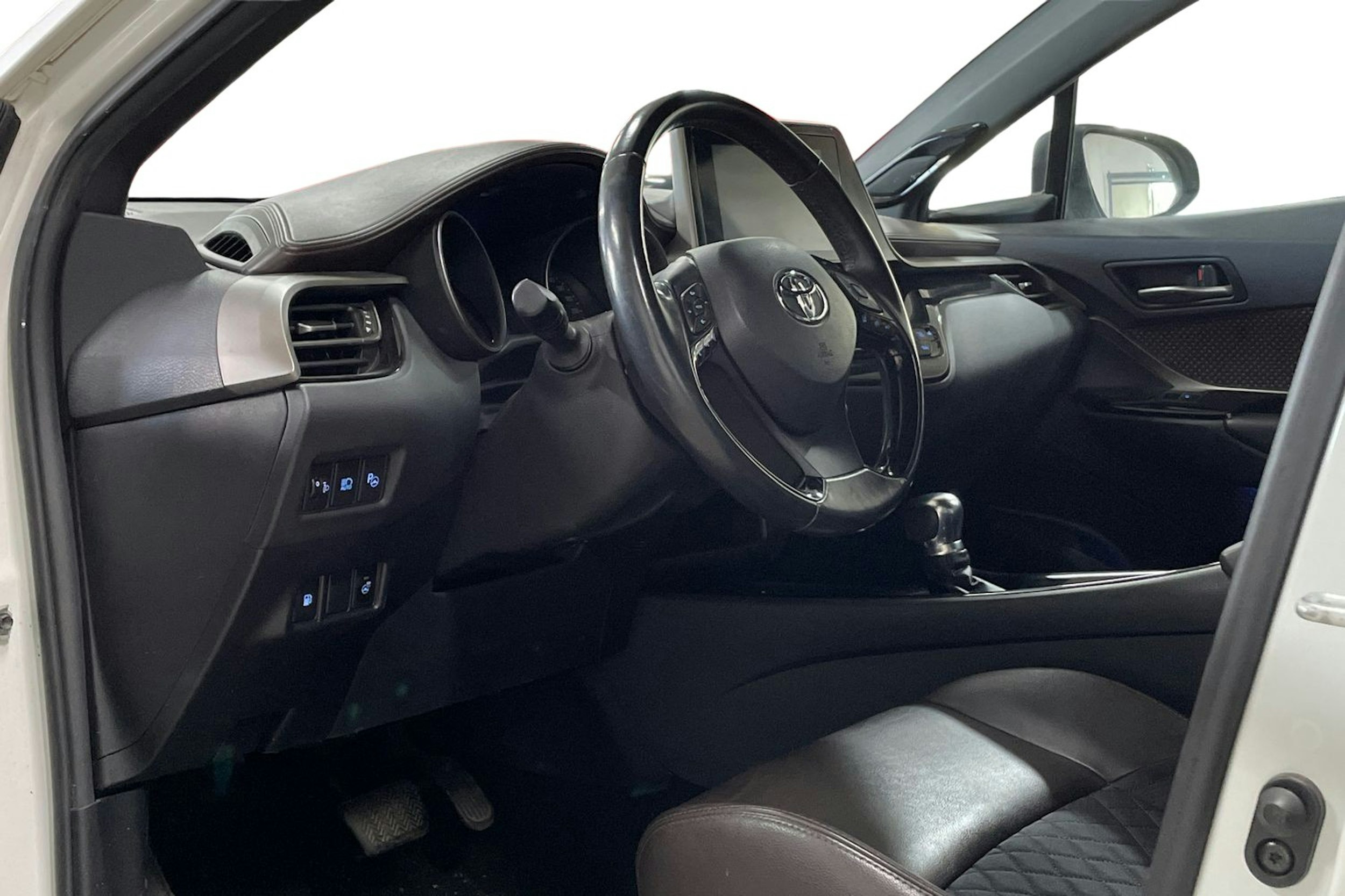 Valkoinen Toyota C-HR 2017 kuva 3.