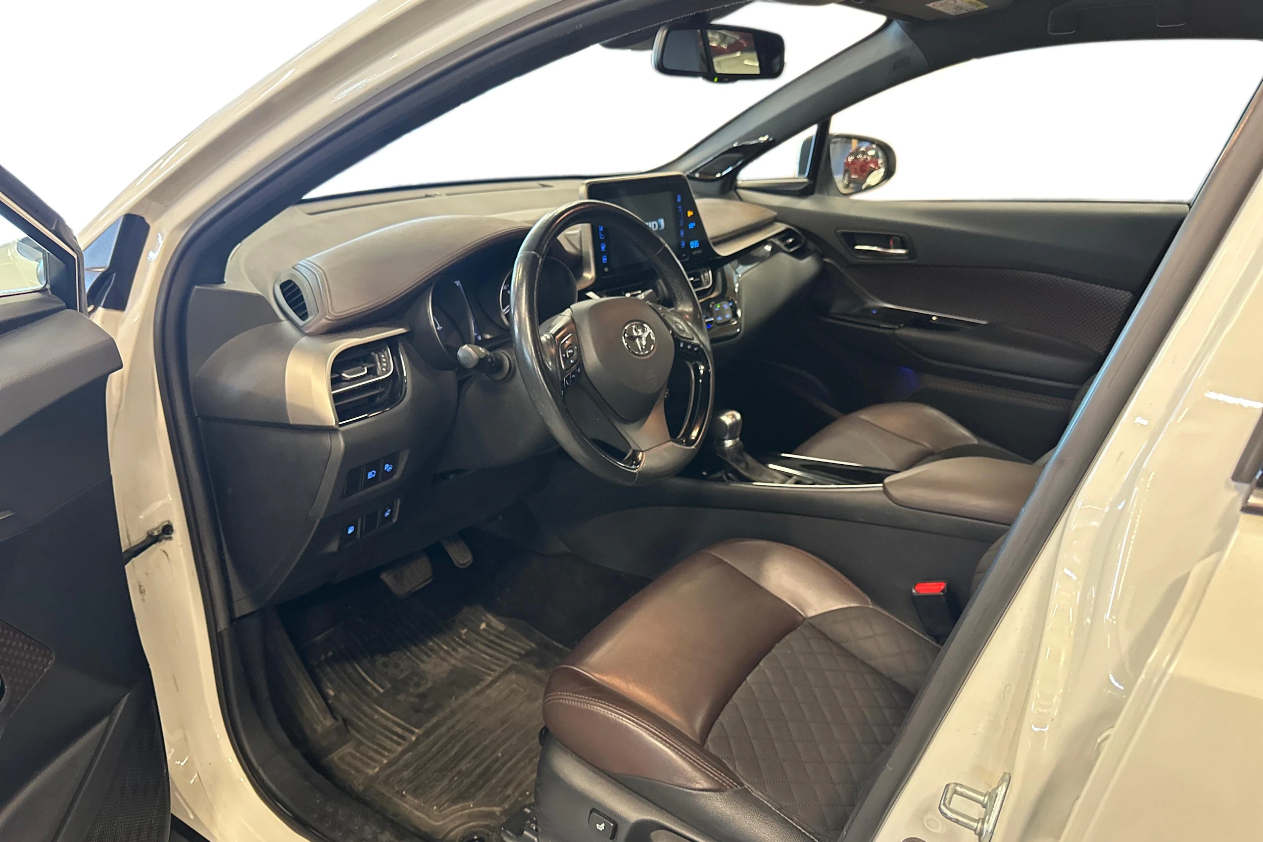 valkoinen Toyota C-HR 2017 kuva 3.