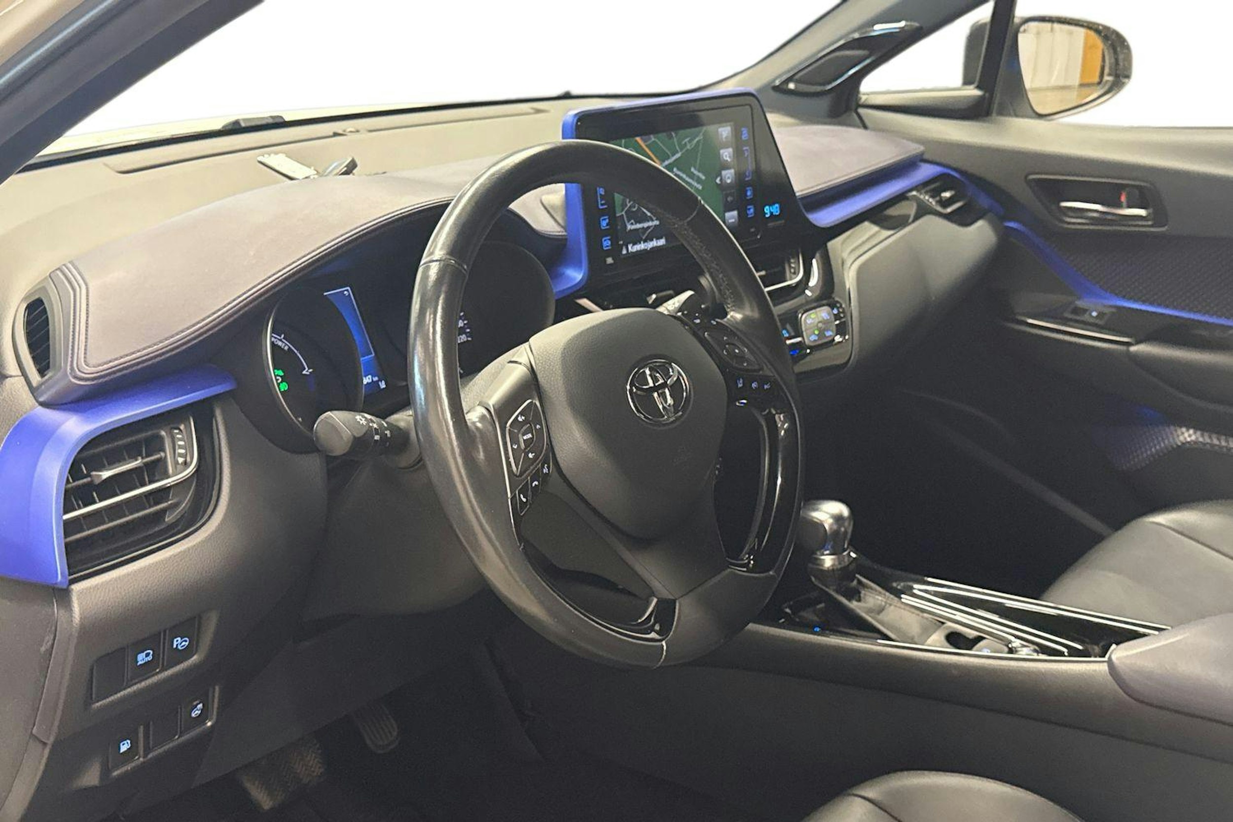 valkoinen Toyota C-HR 2017 kuva 7.