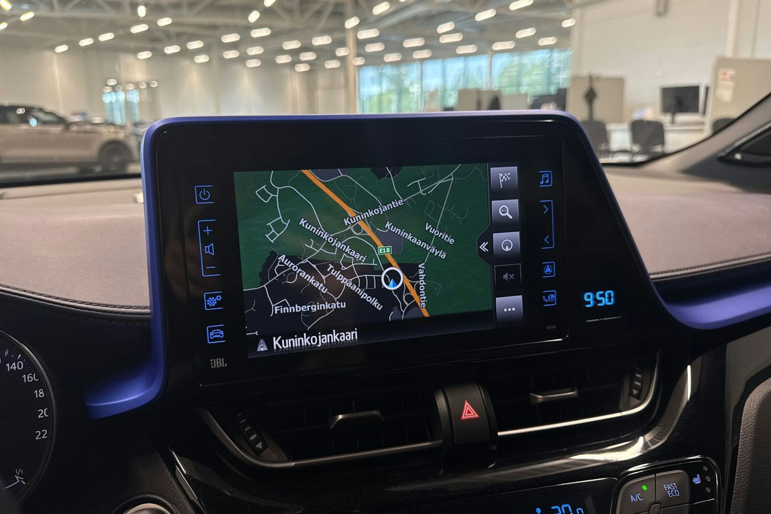 valkoinen Toyota C-HR 2017 kuva 21.