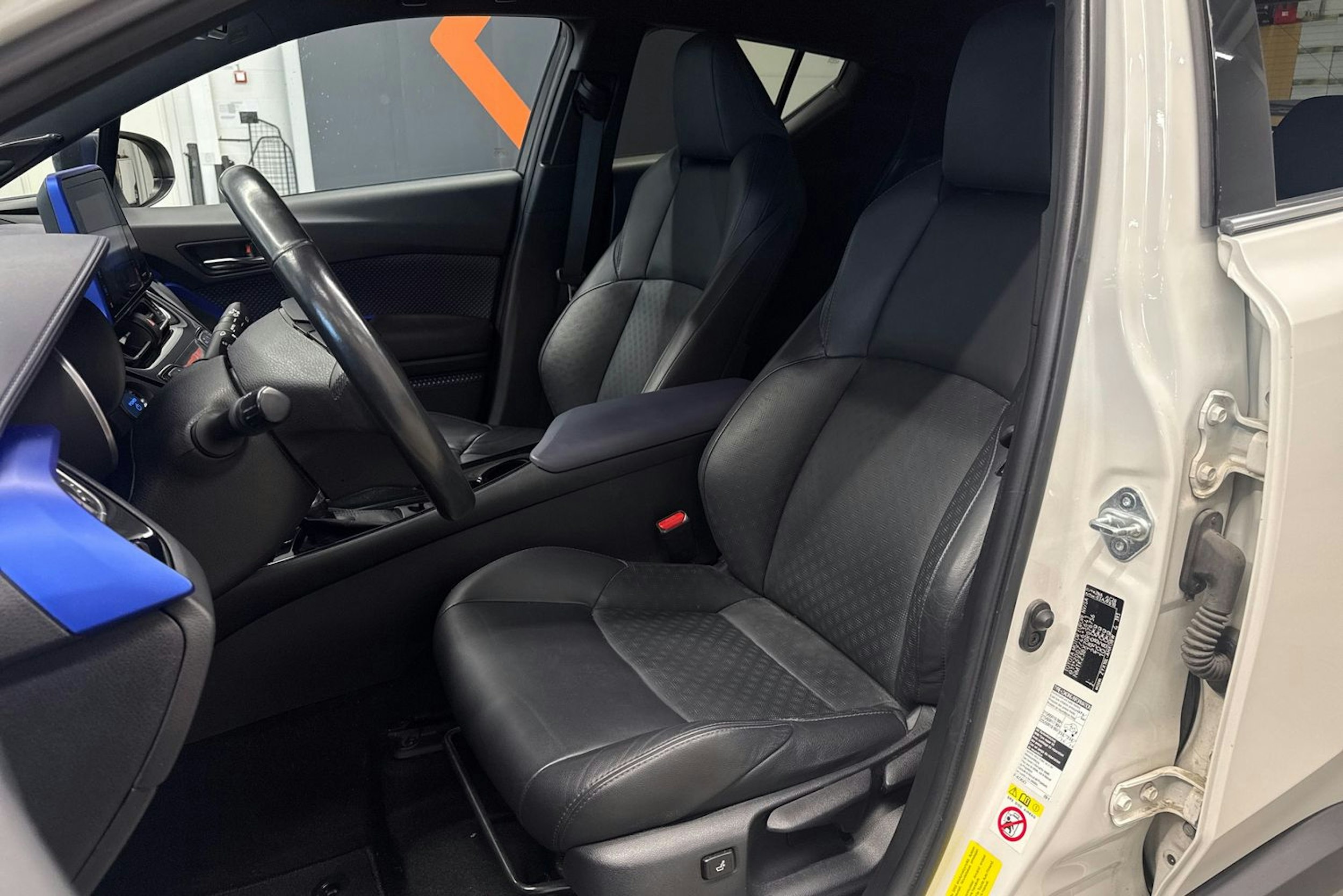 valkoinen Toyota C-HR 2017 kuva 24.