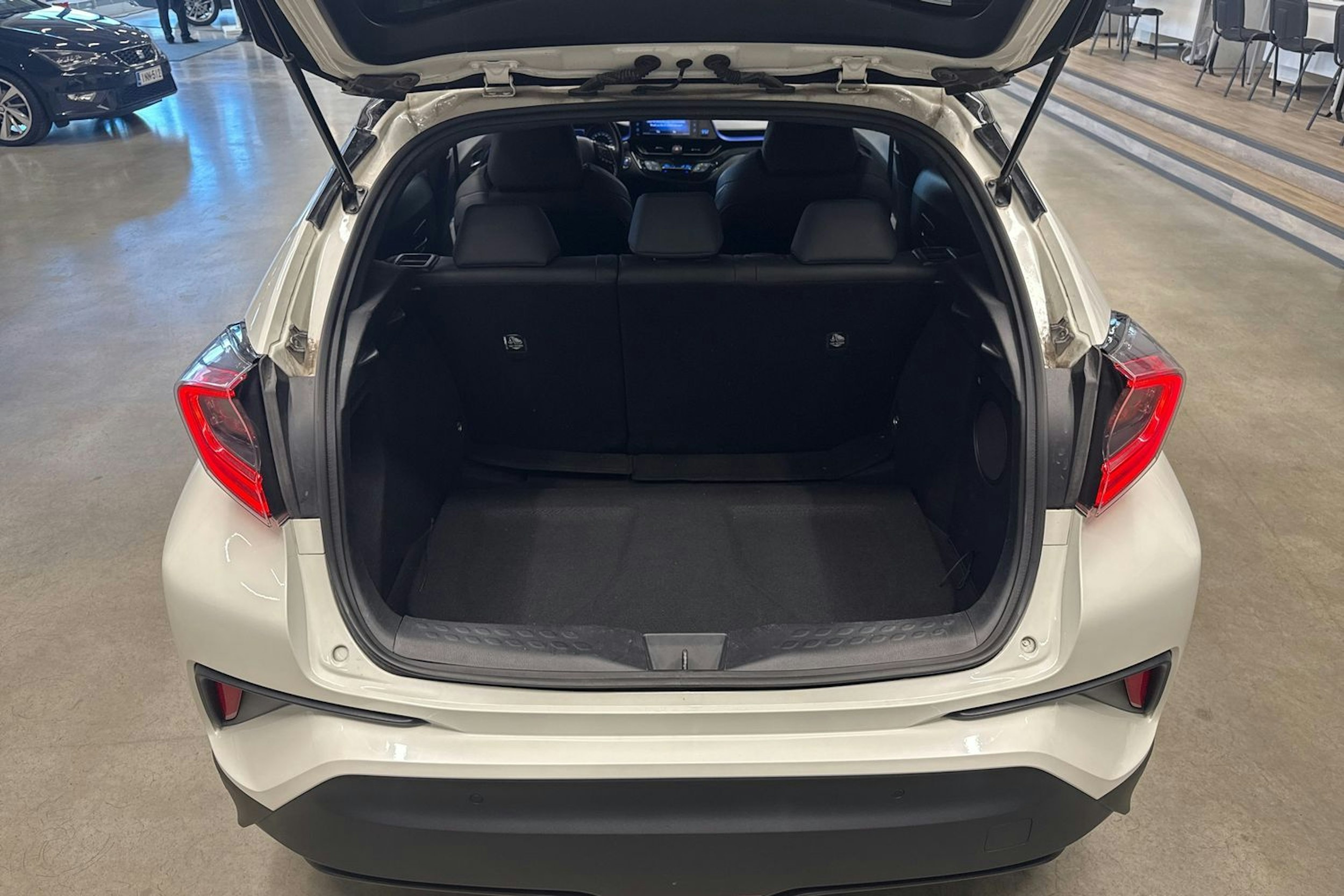 valkoinen Toyota C-HR 2017 kuva 25.