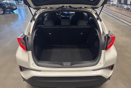 valkoinen Toyota C-HR 2017 kuva 25.