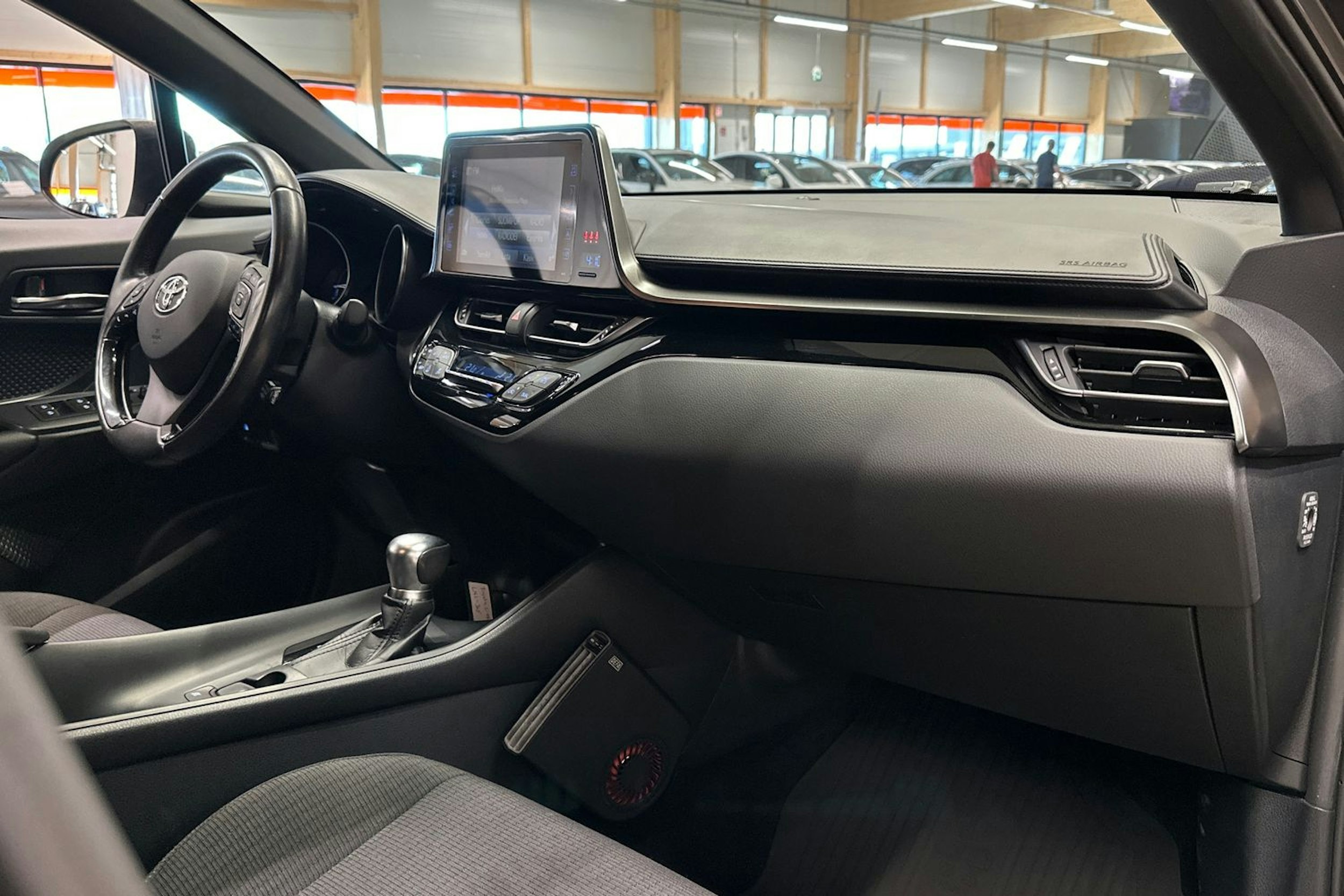 harmaa Toyota C-HR 2017 kuva 13.