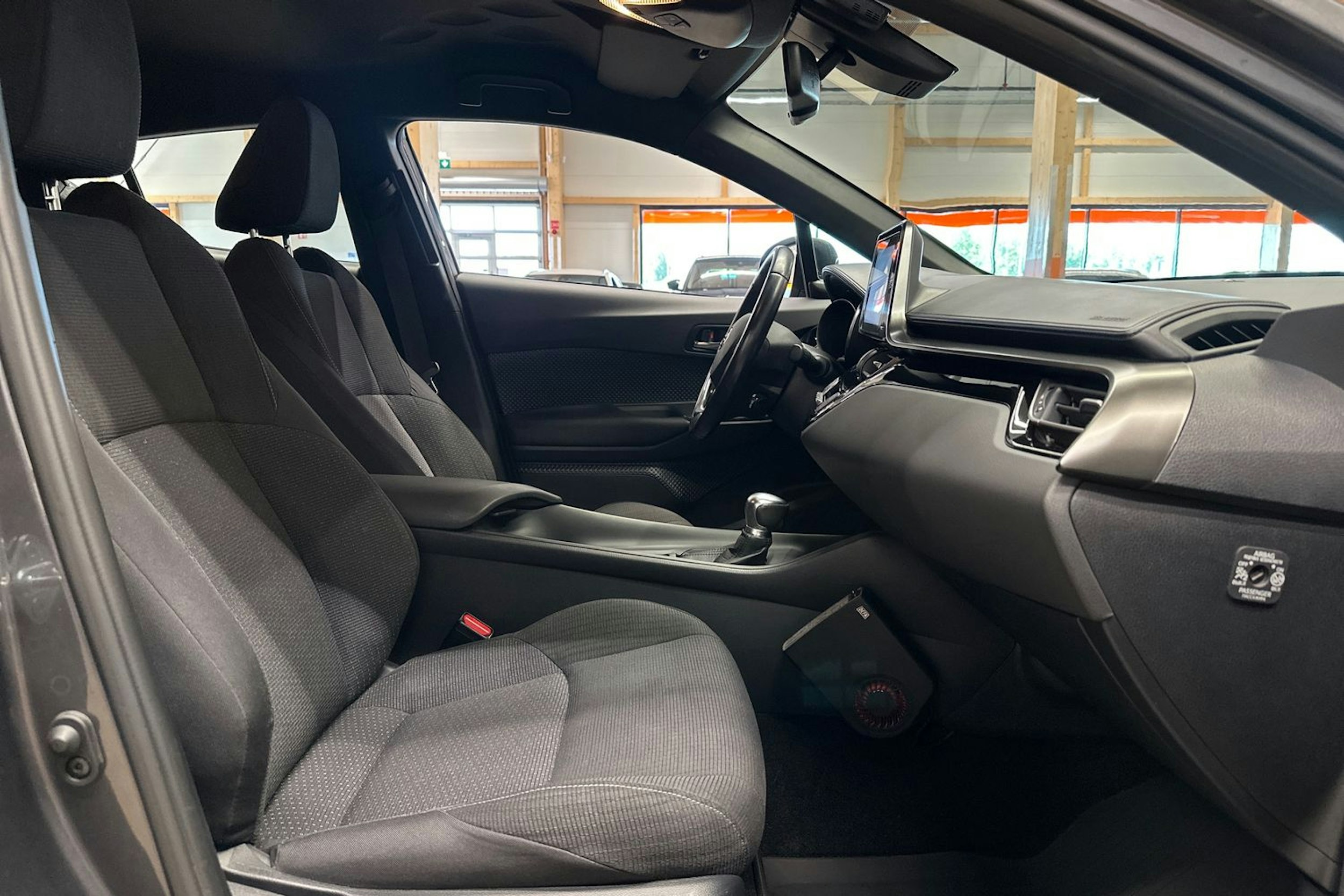 harmaa Toyota C-HR 2017 kuva 14.