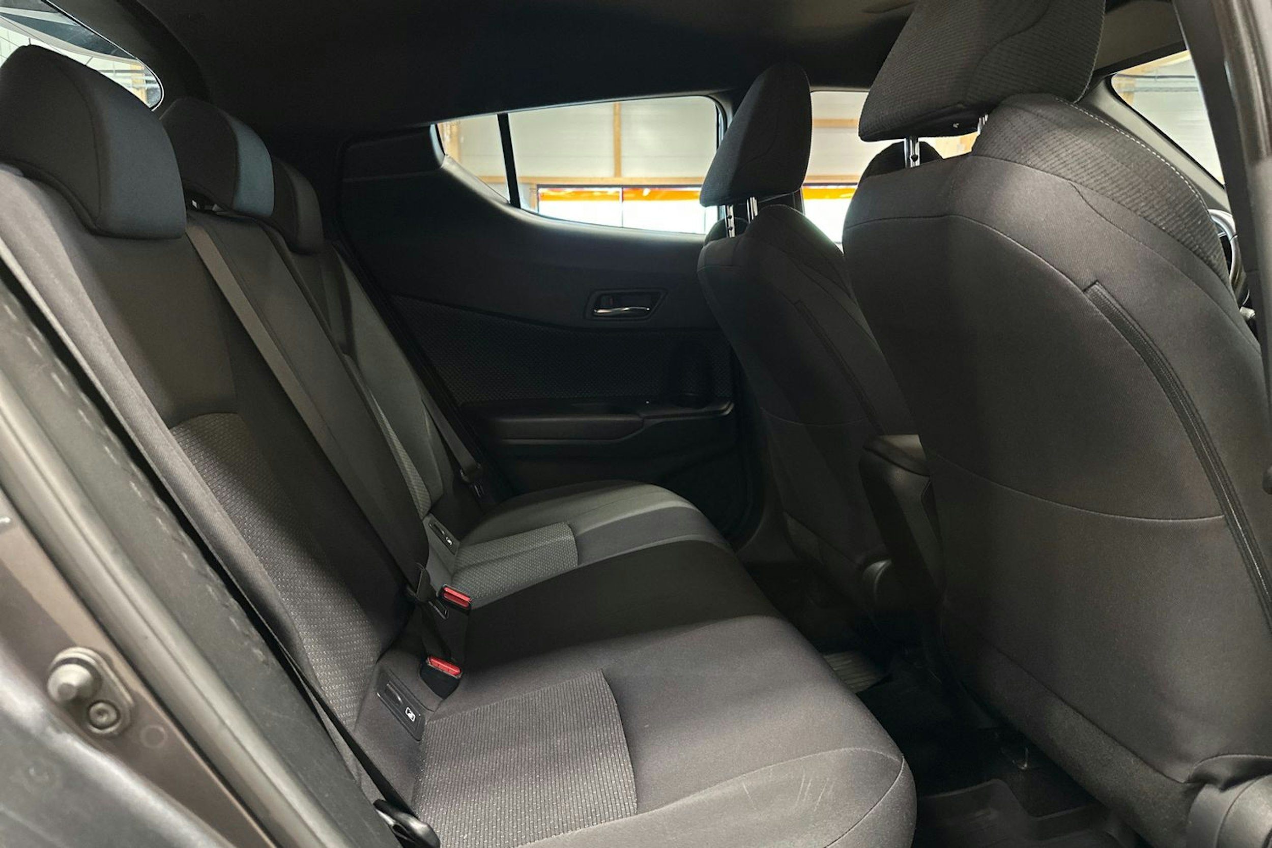 harmaa Toyota C-HR 2017 kuva 15.