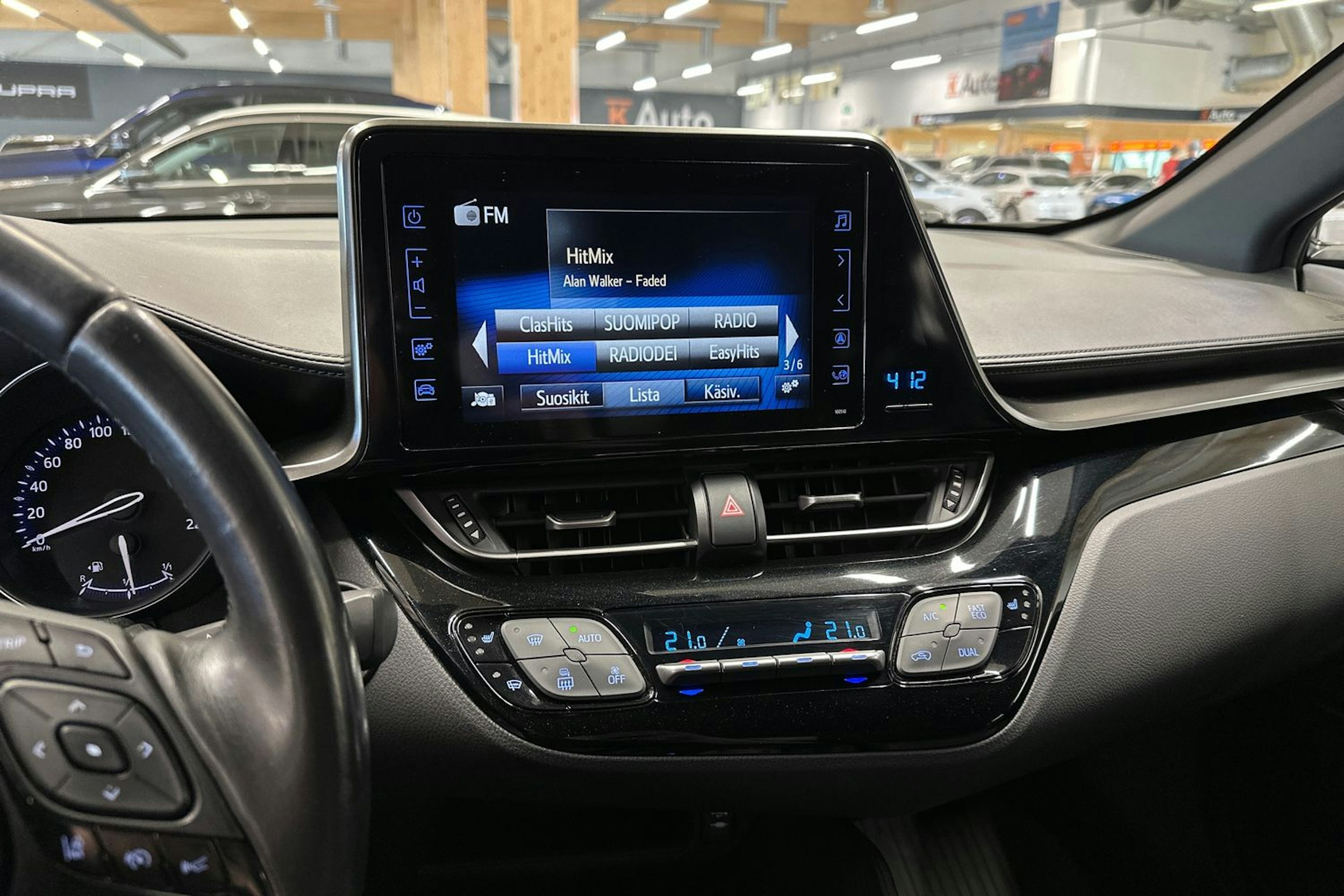 harmaa Toyota C-HR 2017 kuva 21.