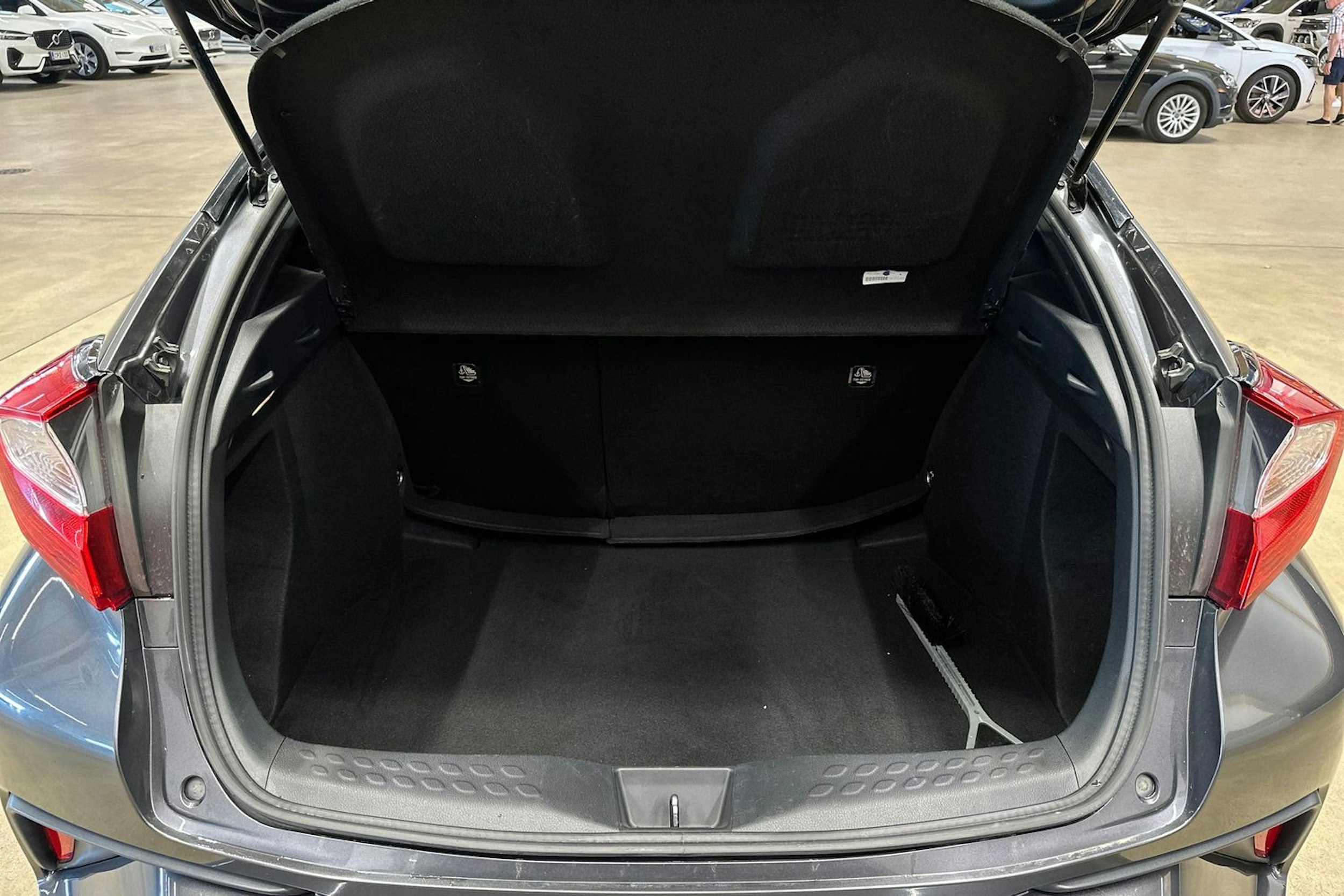 harmaa Toyota C-HR 2017 kuva 31.