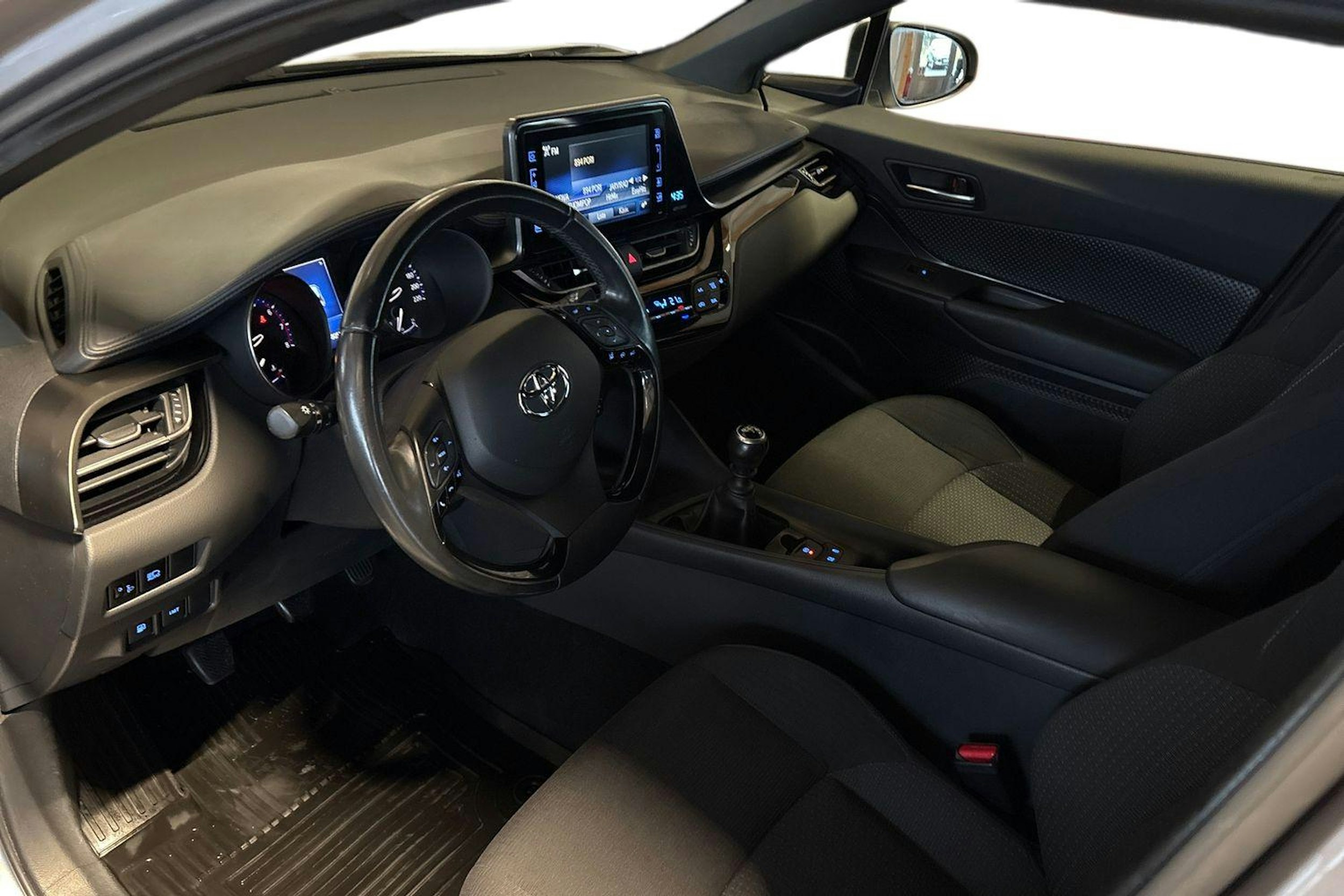 Hopea Toyota C-HR 2017 kuva 6.