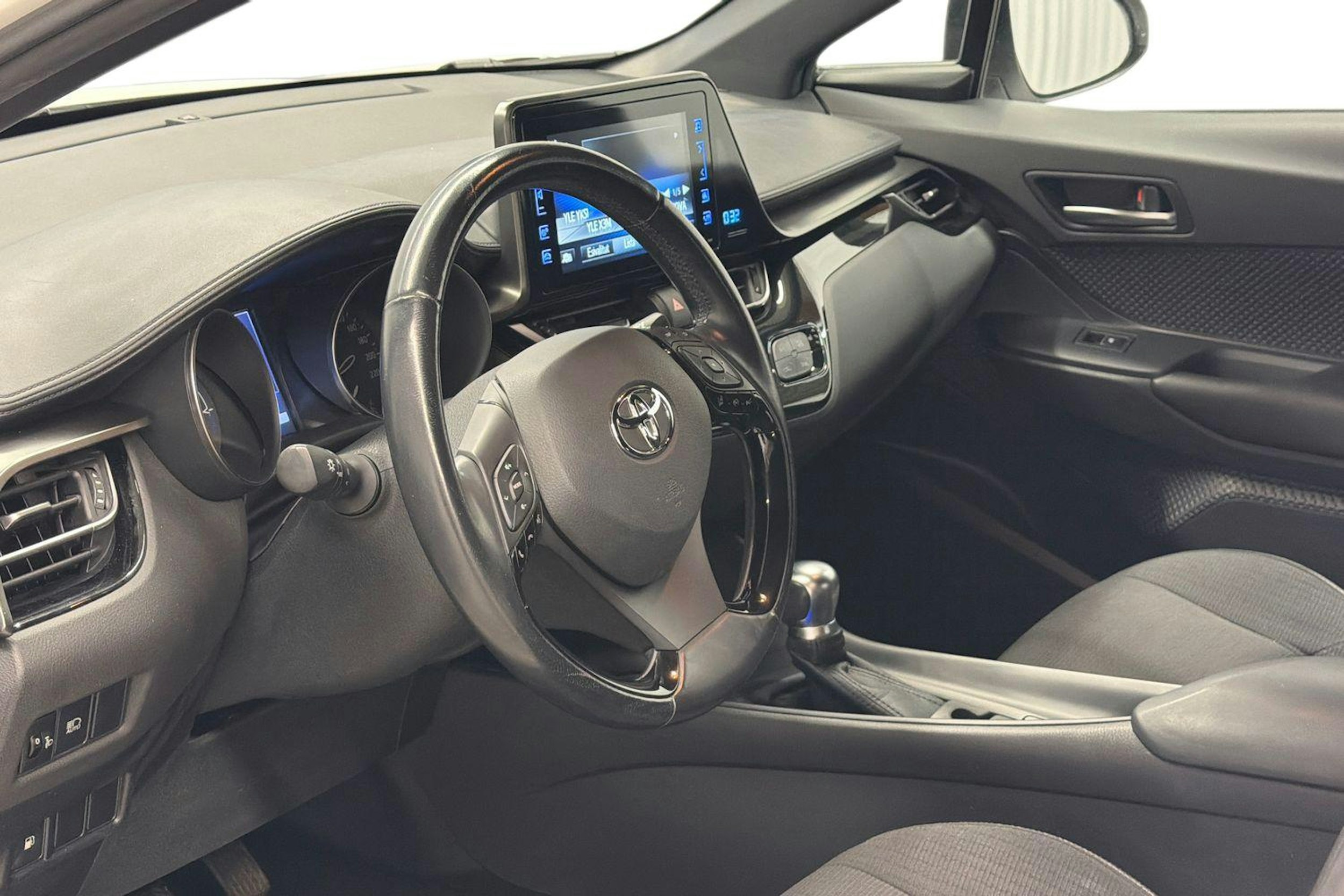 valkoinen Toyota C-HR 2017 kuva 7.
