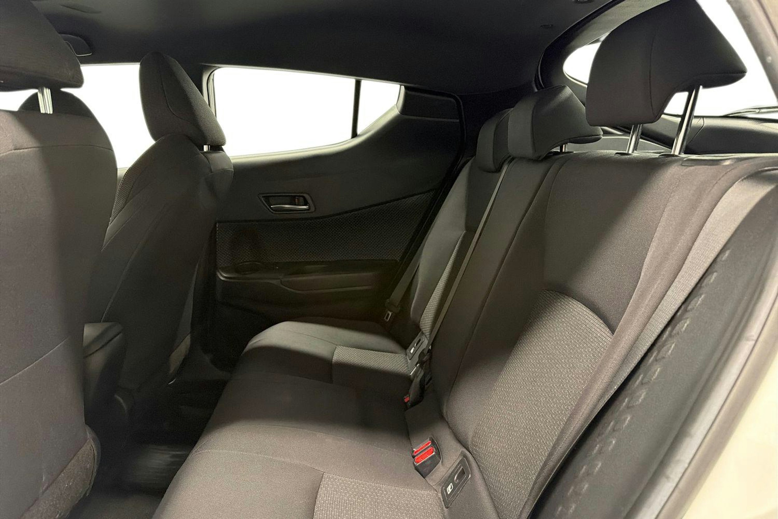 valkoinen Toyota C-HR 2017 kuva 10.