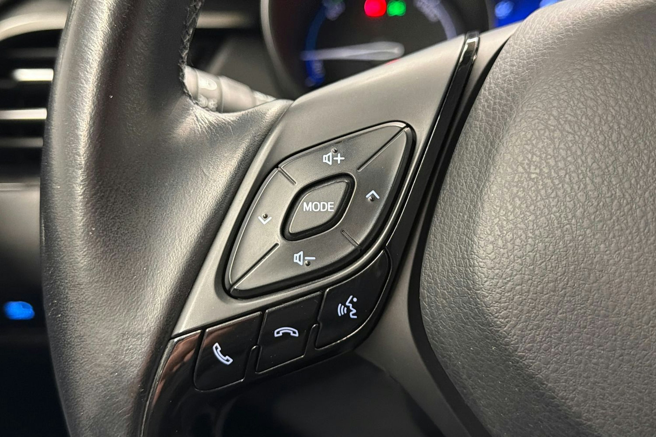 valkoinen Toyota C-HR 2017 kuva 16.