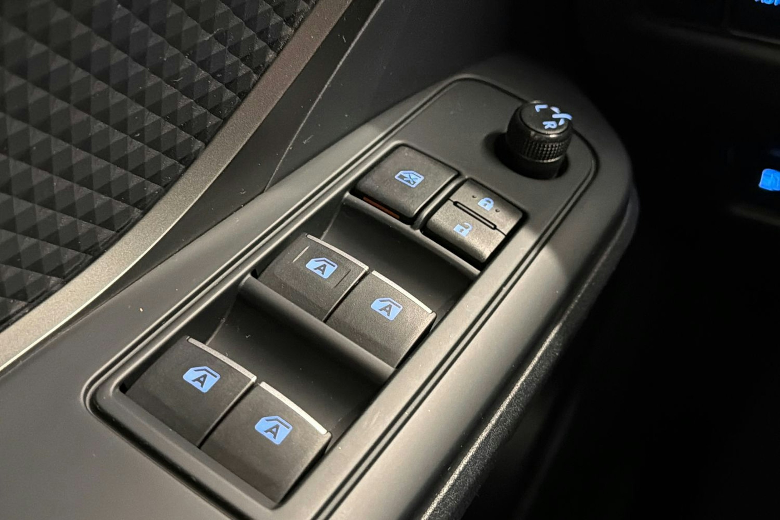 valkoinen Toyota C-HR 2017 kuva 17.