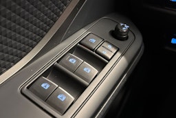 valkoinen Toyota C-HR 2017 kuva 17.