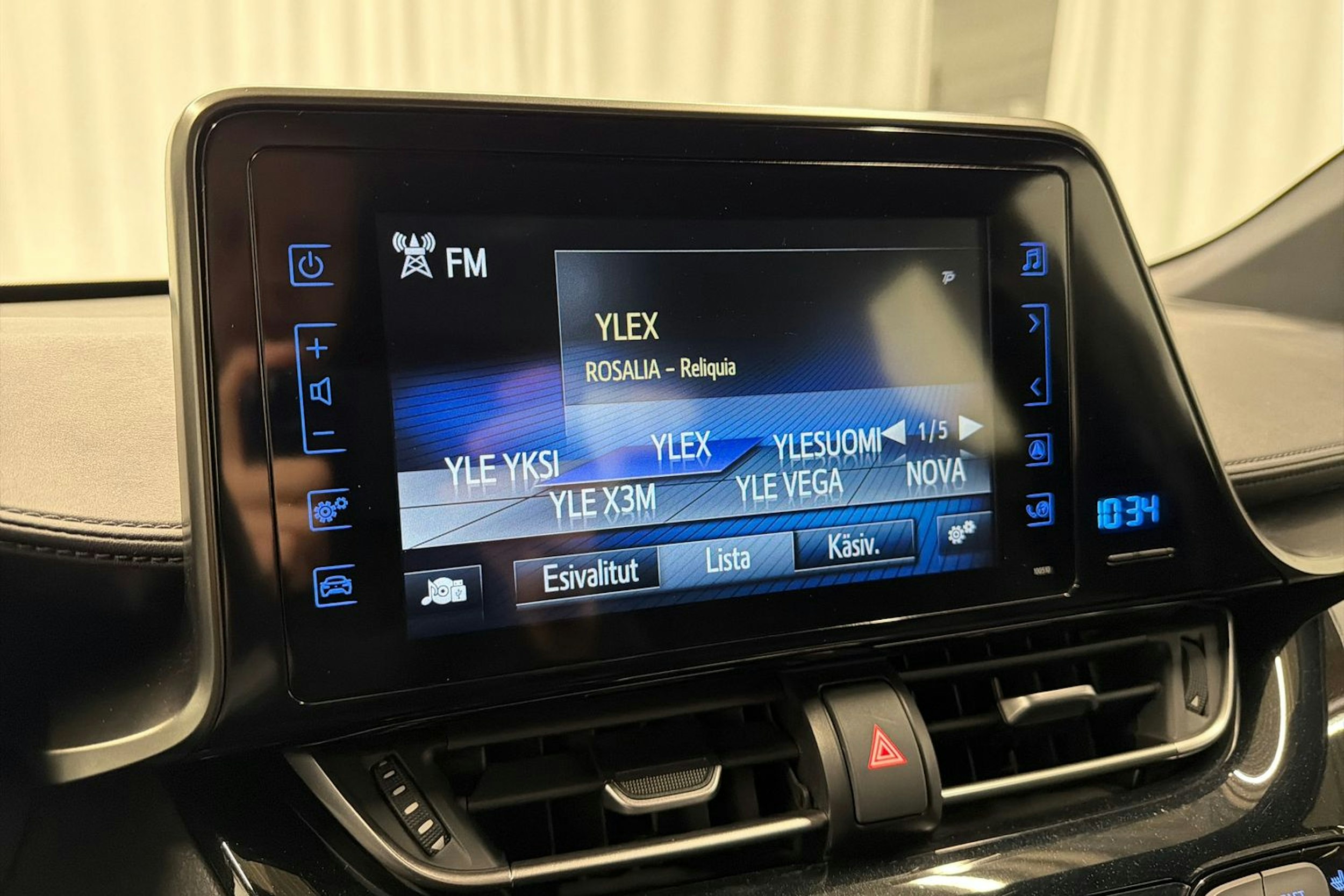 valkoinen Toyota C-HR 2017 kuva 19.