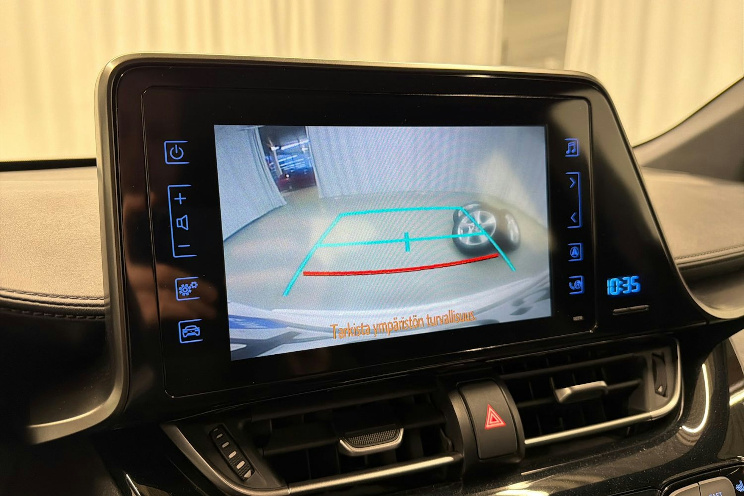 valkoinen Toyota C-HR 2017 kuva 20.