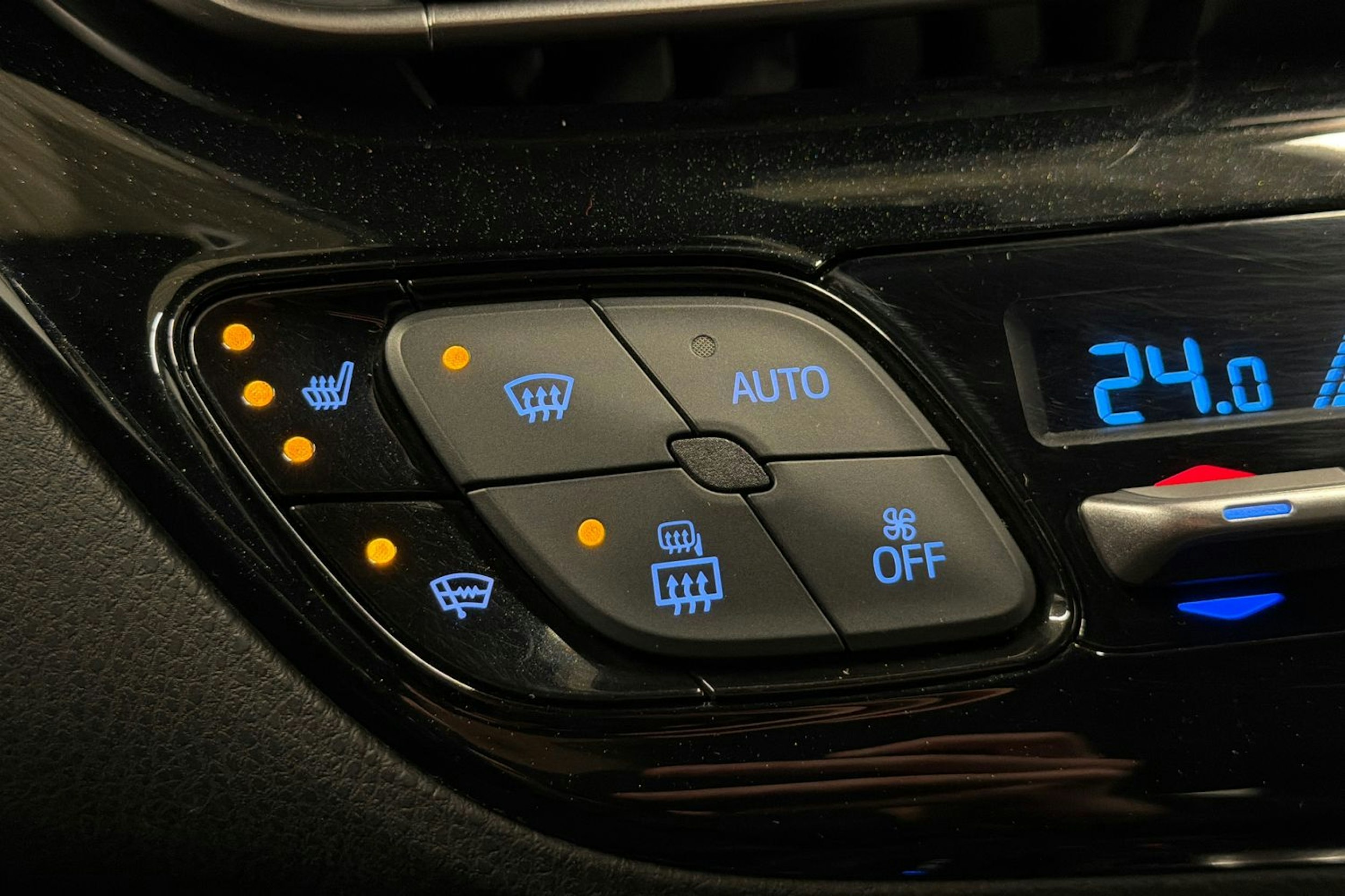 valkoinen Toyota C-HR 2017 kuva 22.