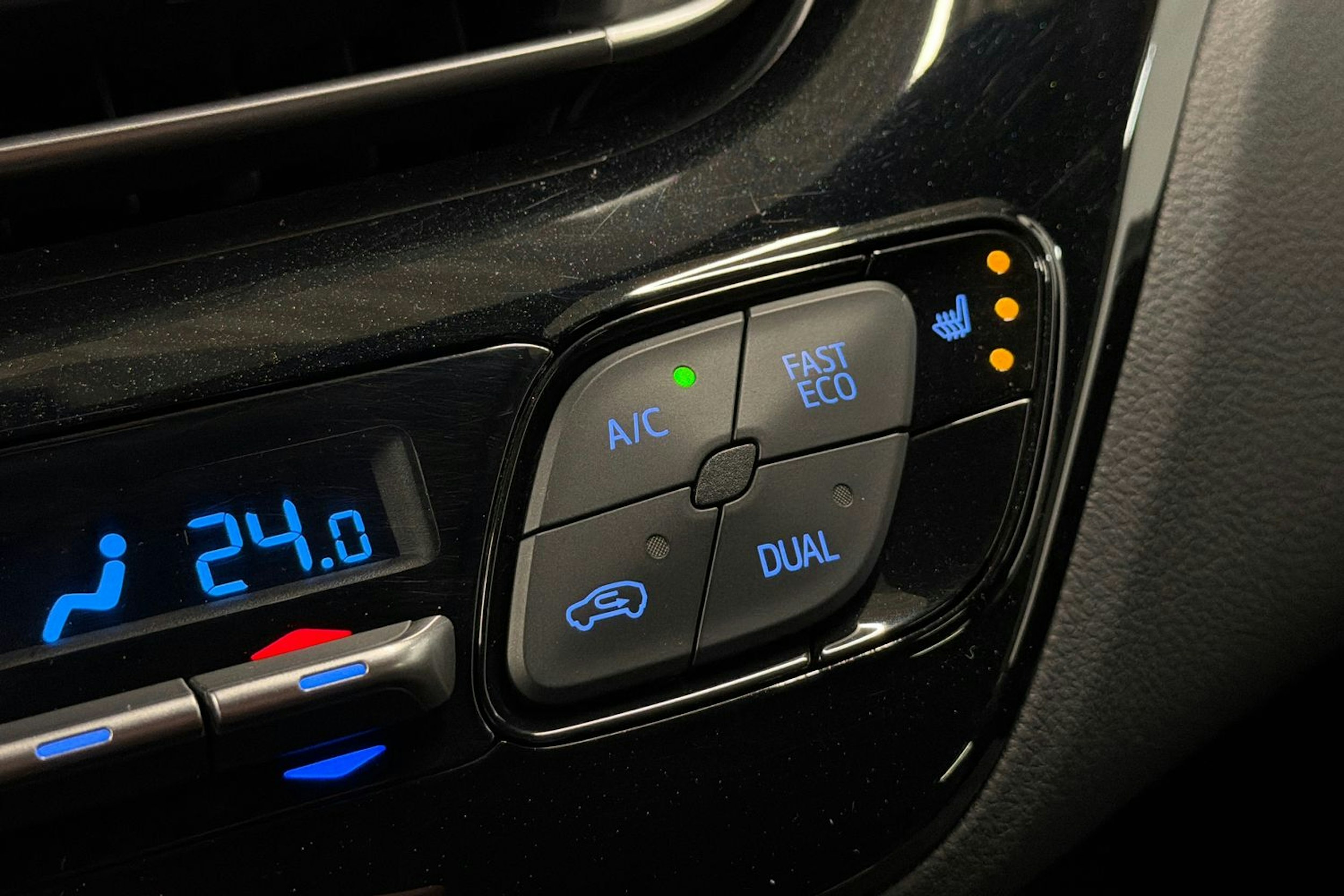 valkoinen Toyota C-HR 2017 kuva 23.