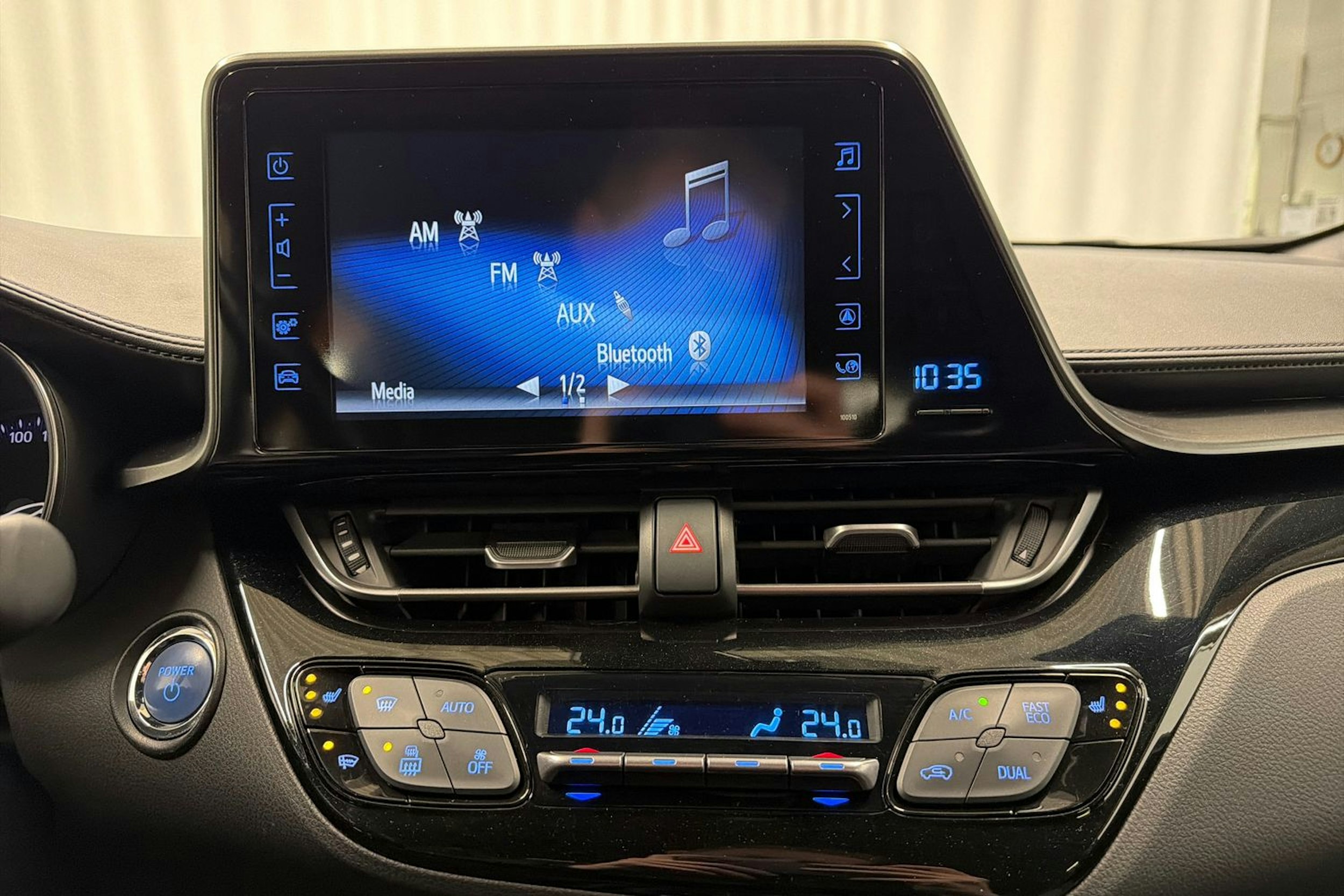 valkoinen Toyota C-HR 2017 kuva 24.