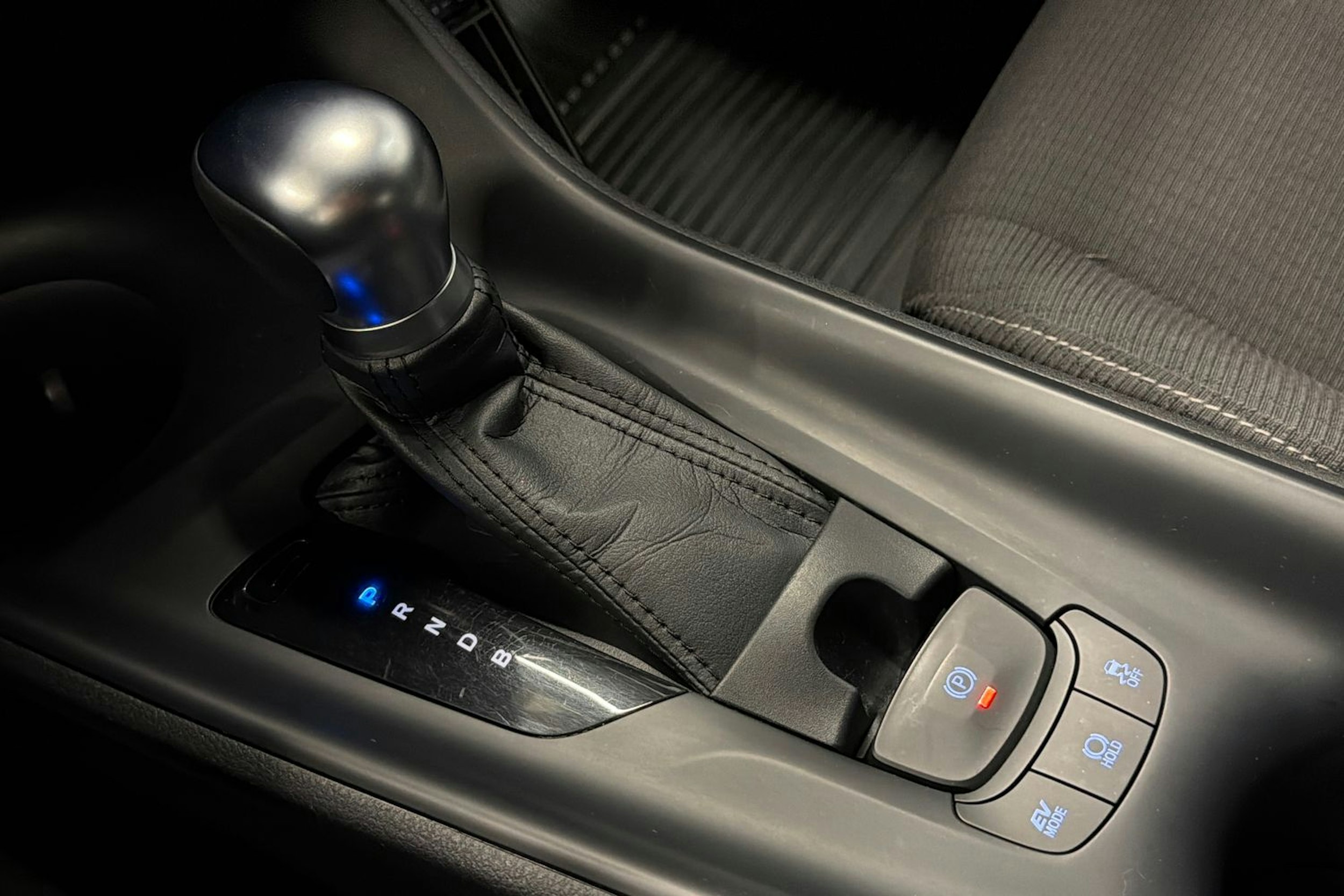 valkoinen Toyota C-HR 2017 kuva 25.