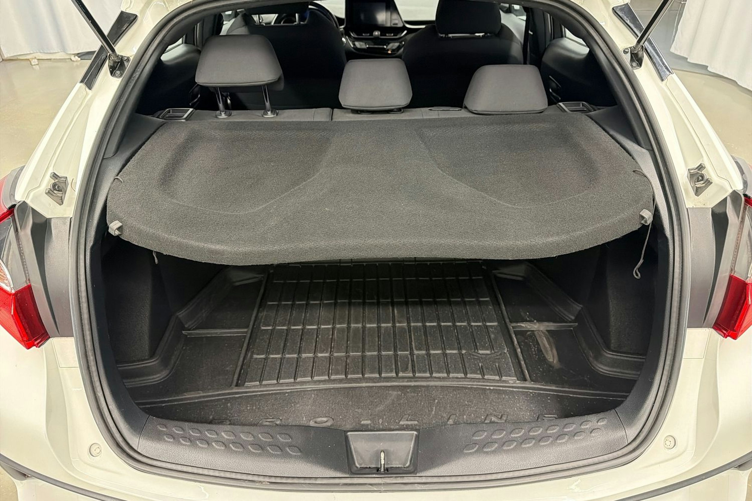 valkoinen Toyota C-HR 2017 kuva 29.