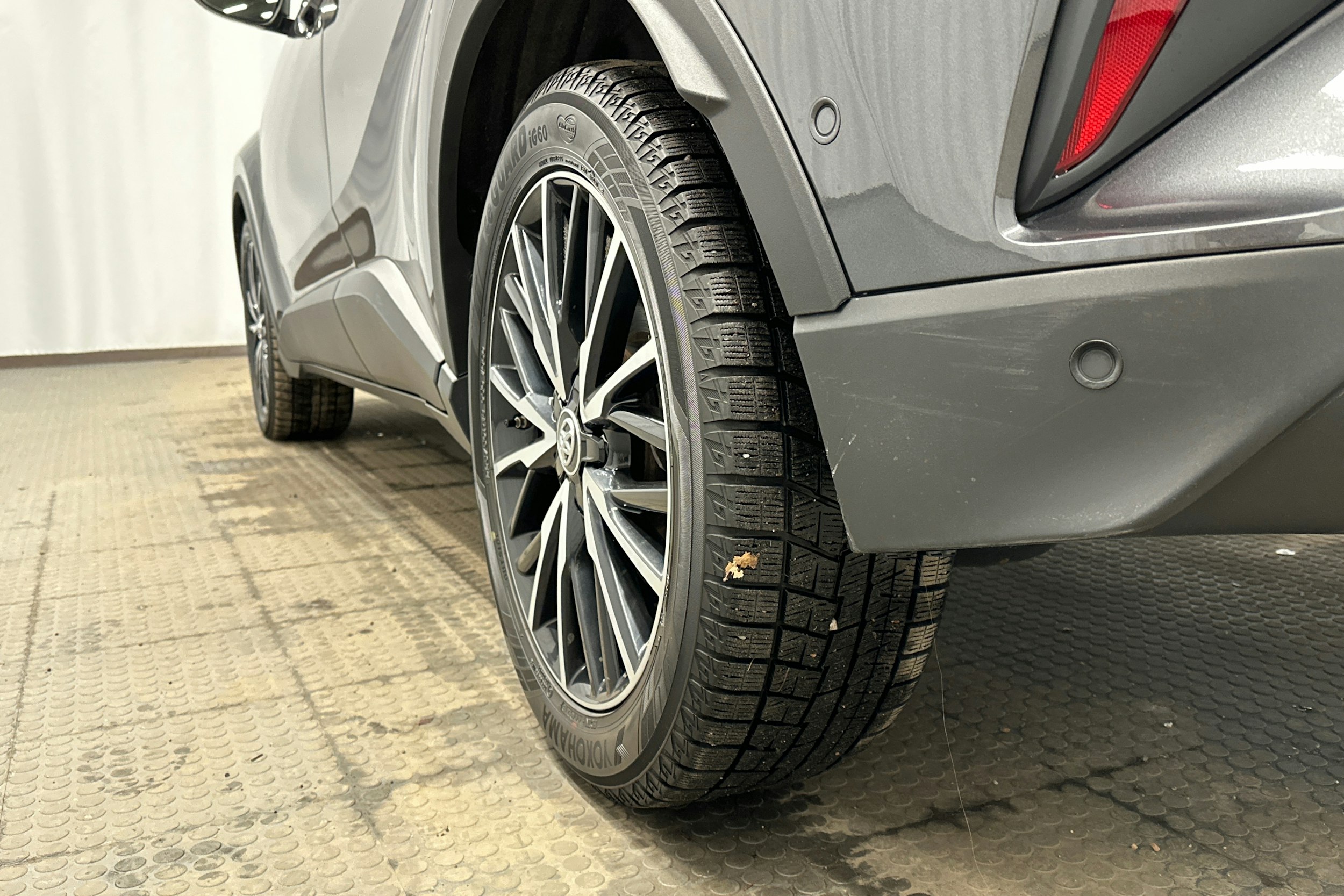 harmaa Toyota C-HR 2018 kuva 13.