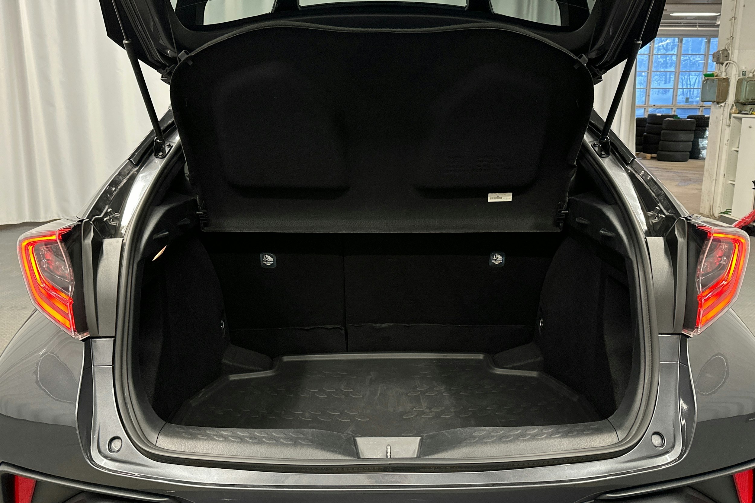 harmaa Toyota C-HR 2018 kuva 14.