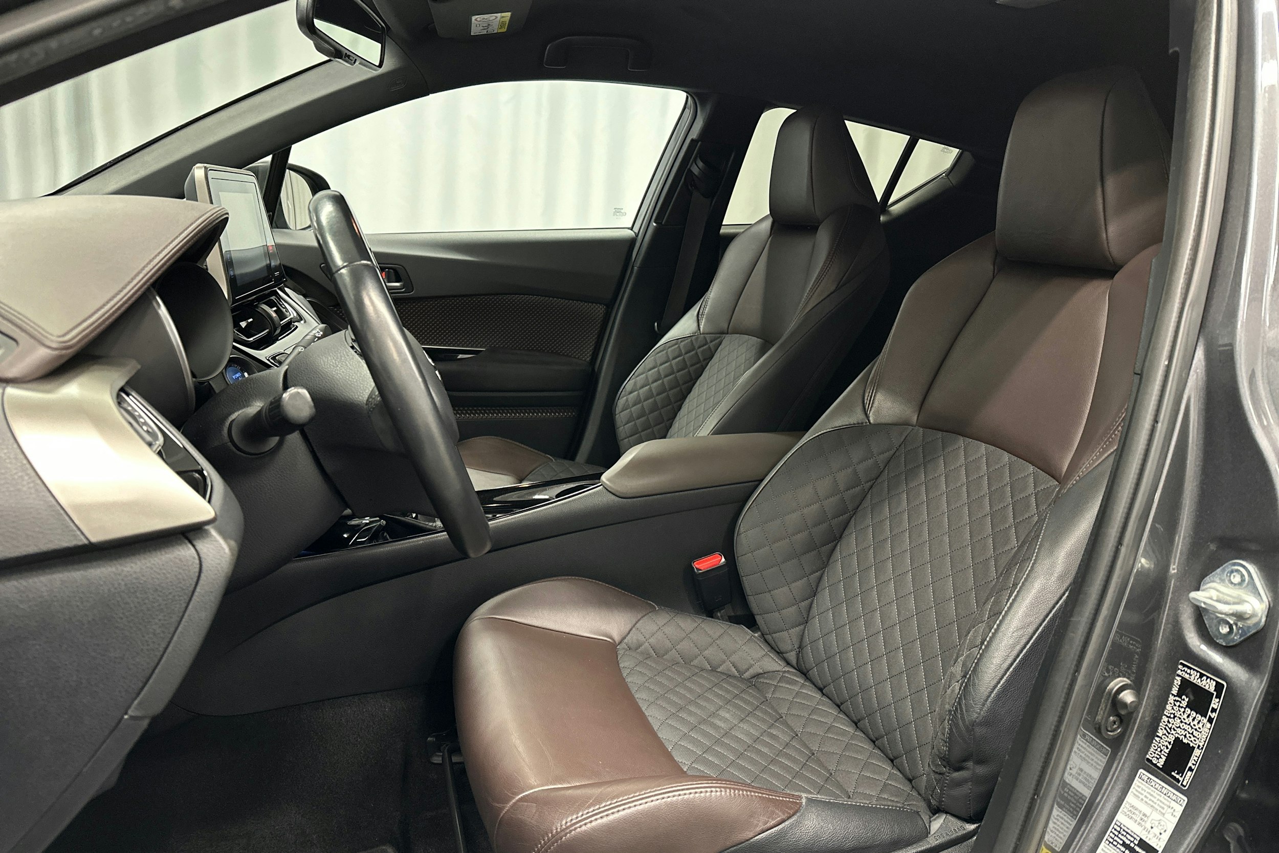 harmaa Toyota C-HR 2018 kuva 15.